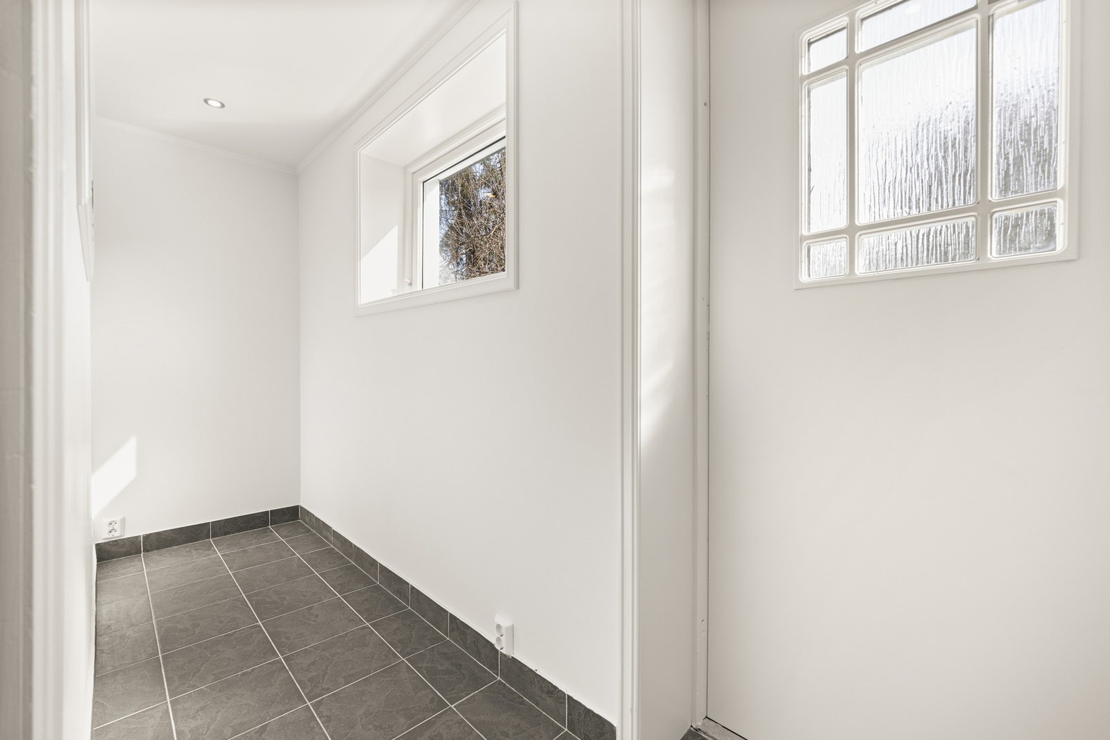 Entré med adkomst fra "baksiden" av huset. Galleribilde