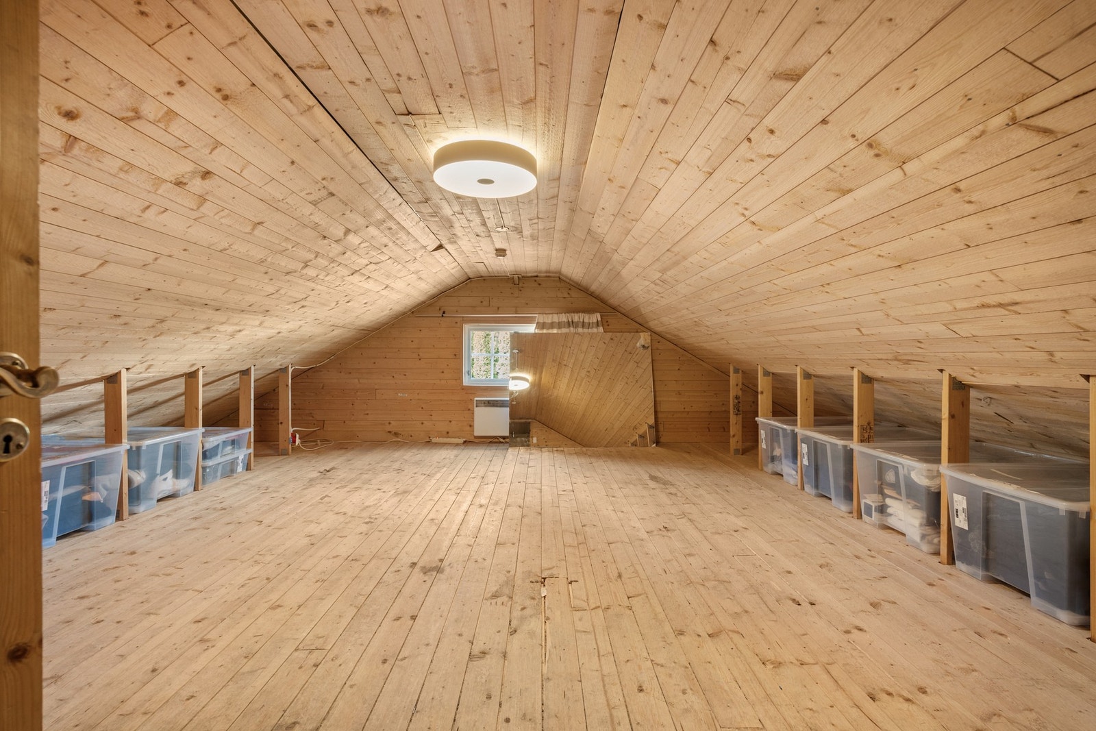 Romslig hems med gode oppbevaringsmuligheter. Galleribilde