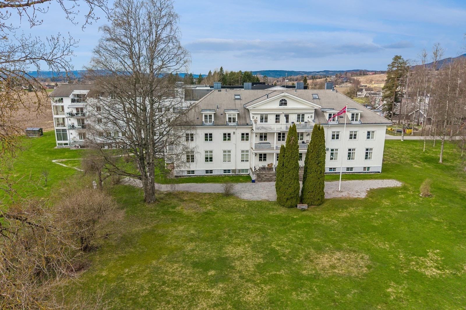 Eiendommen ligger i landlige og rolige omgivelser i Eidsvoll, med kort vei til både natur og servicetilbud. Galleribilde