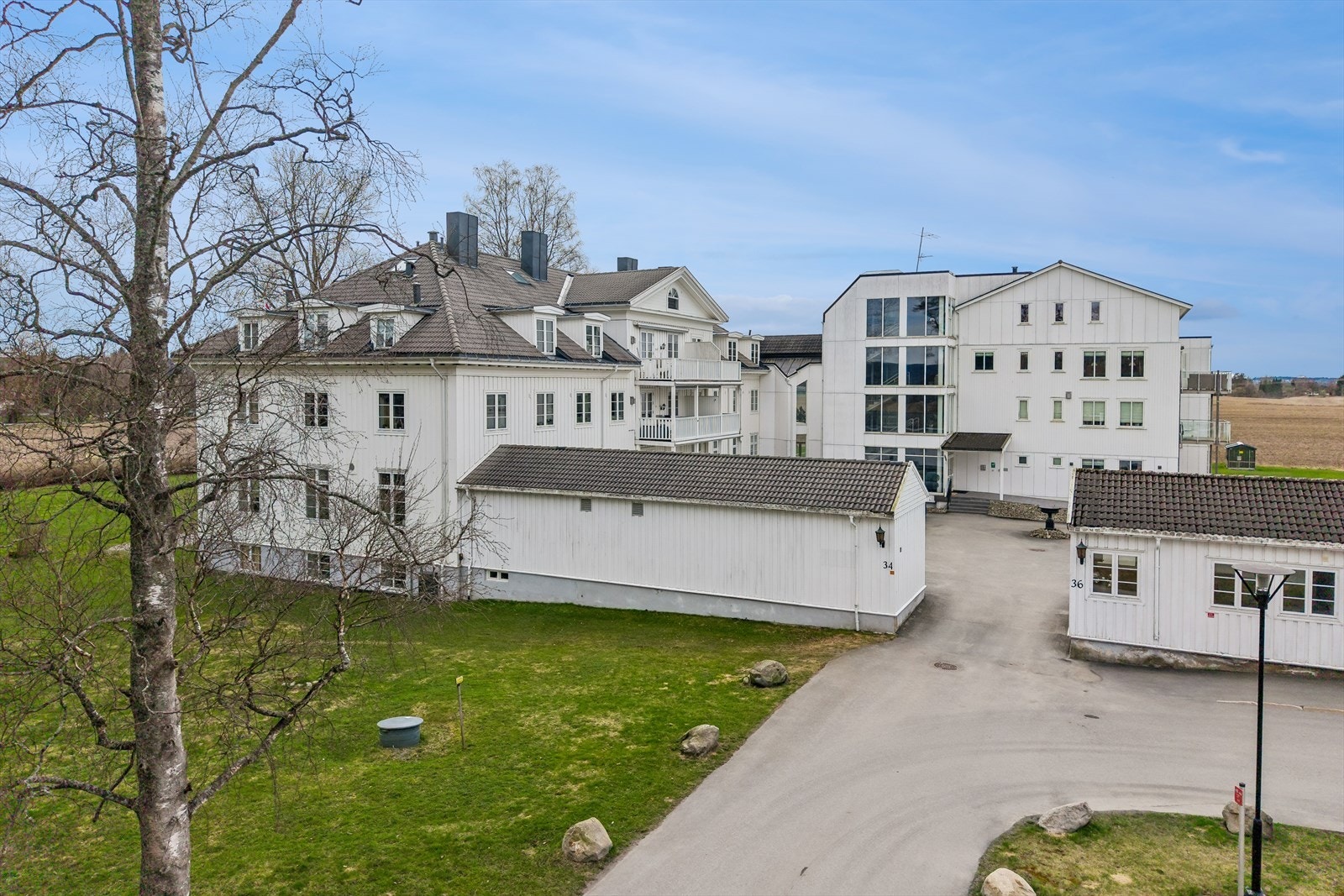 Leiligheten ligger i et veletablert sameie som kombinerer historisk arkitektur med moderne boliger. Galleribilde
