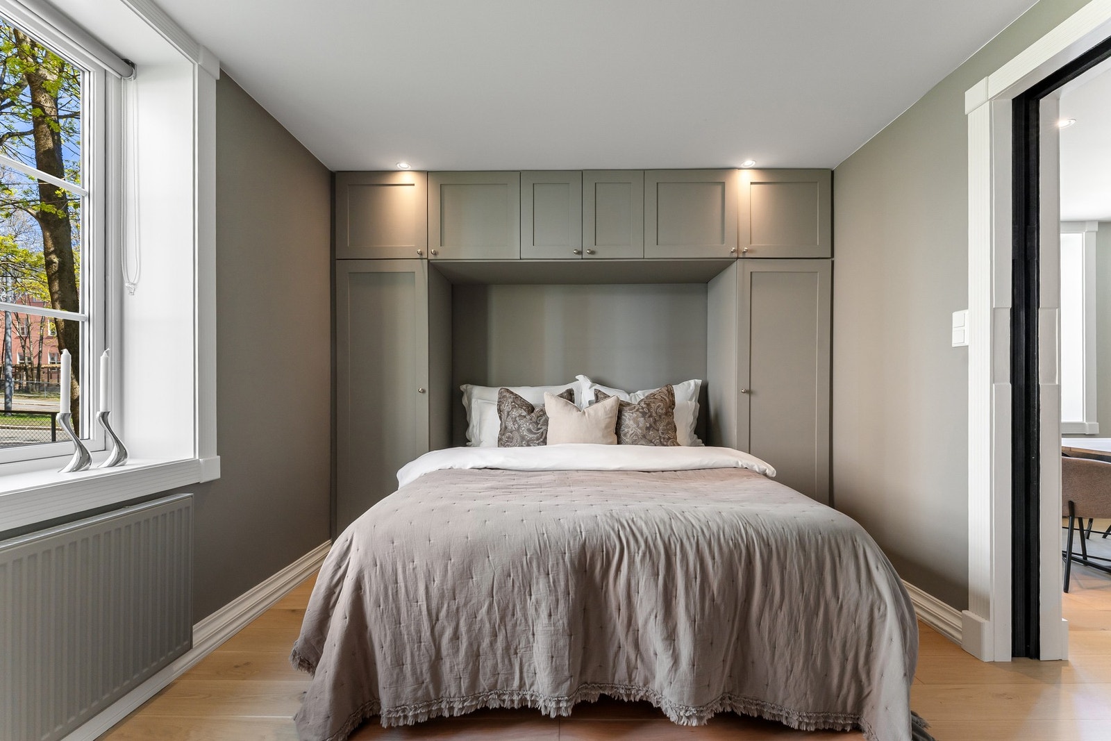 Plassbygd garderobe med god oppbevaringsplass Galleribilde