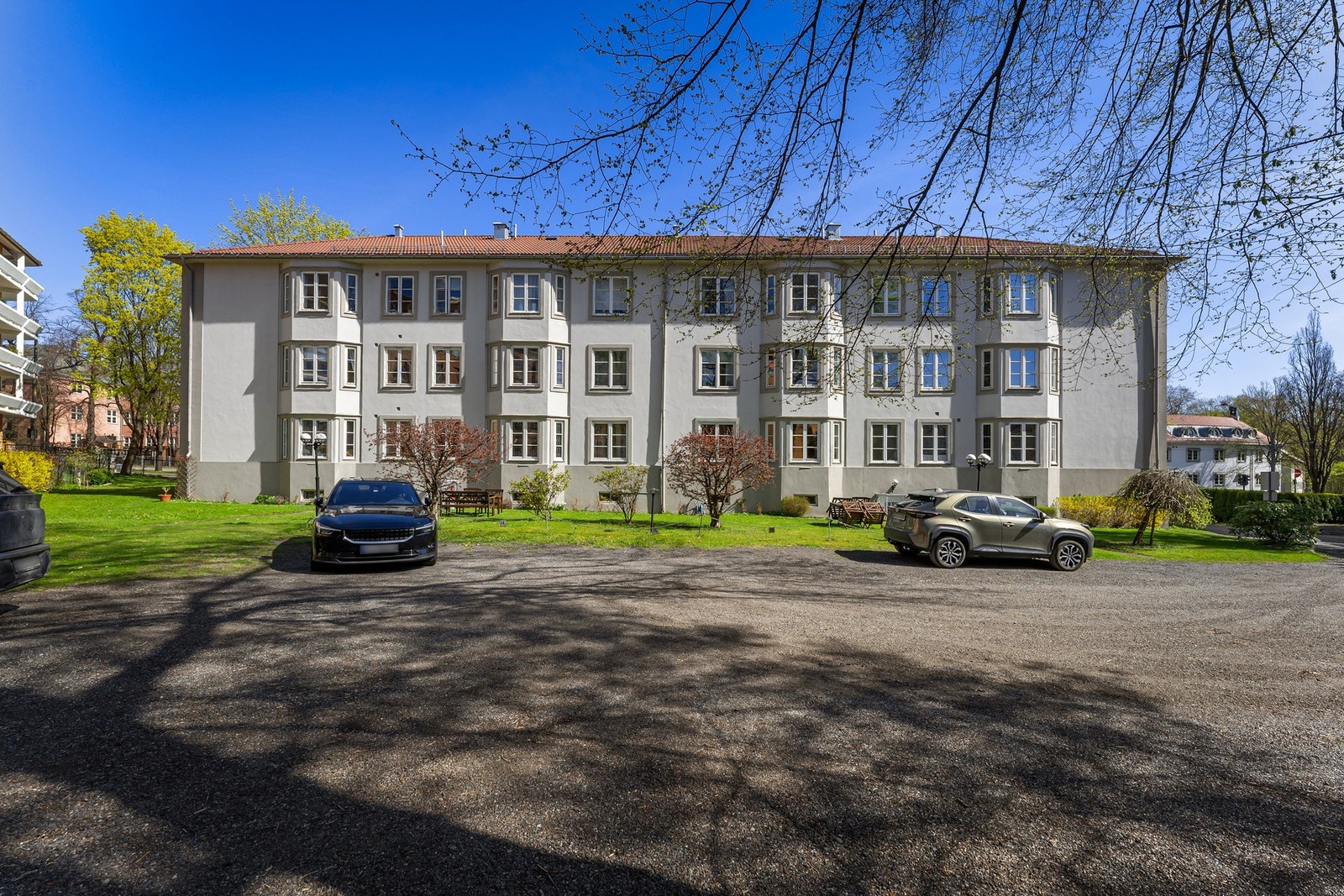 Disponibel parkeringsplass medfølger. Det er lagt opp infrastruktur for elbillader. Galleribilde