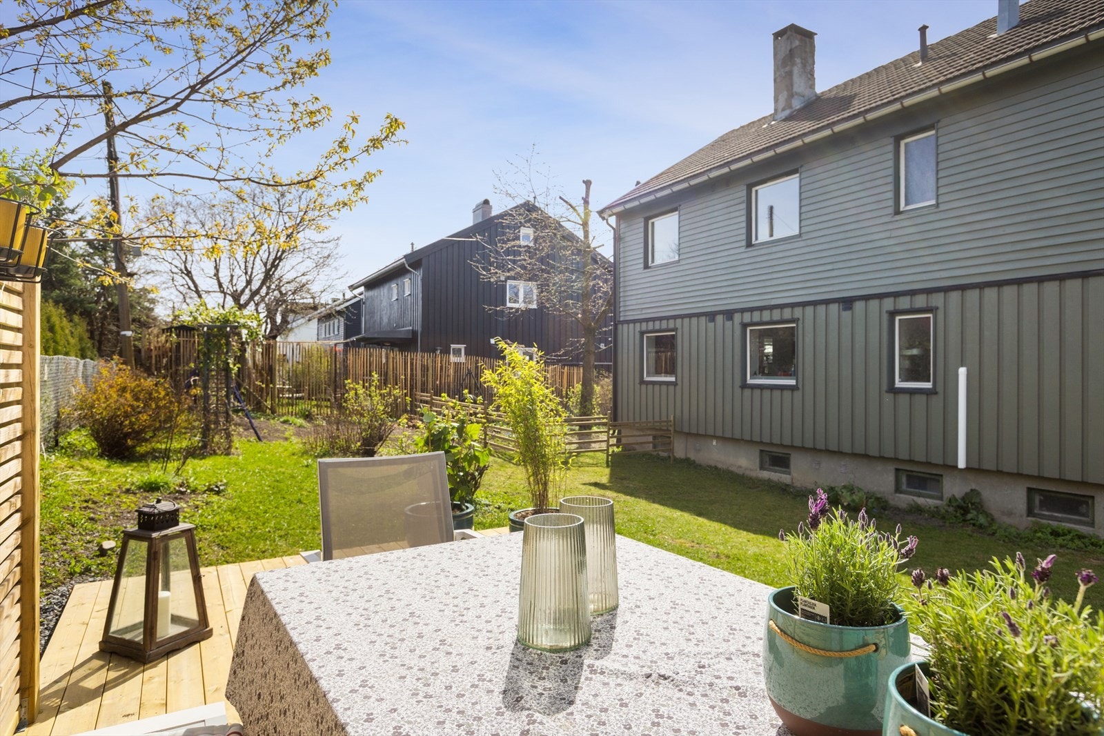 Nede i hagen er det en opparbeidet platting med plass til utemøbler. Galleribilde