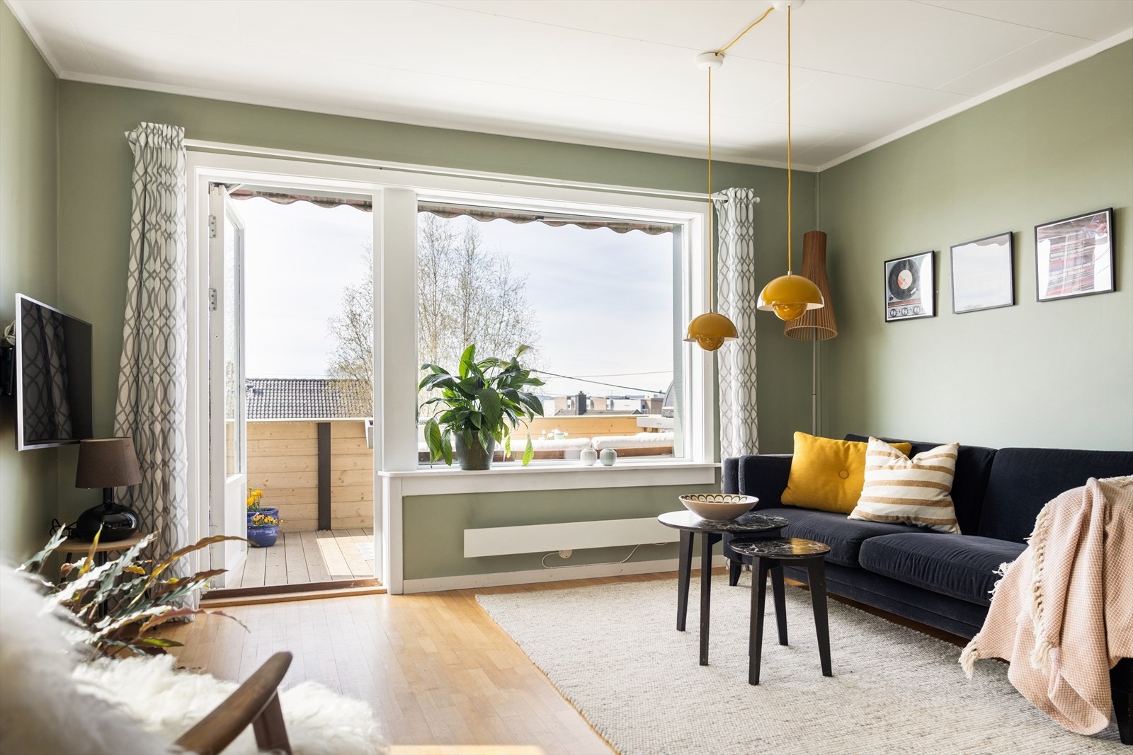 Det store stuevinduet slipper inn rikelig med lys. Galleribilde
