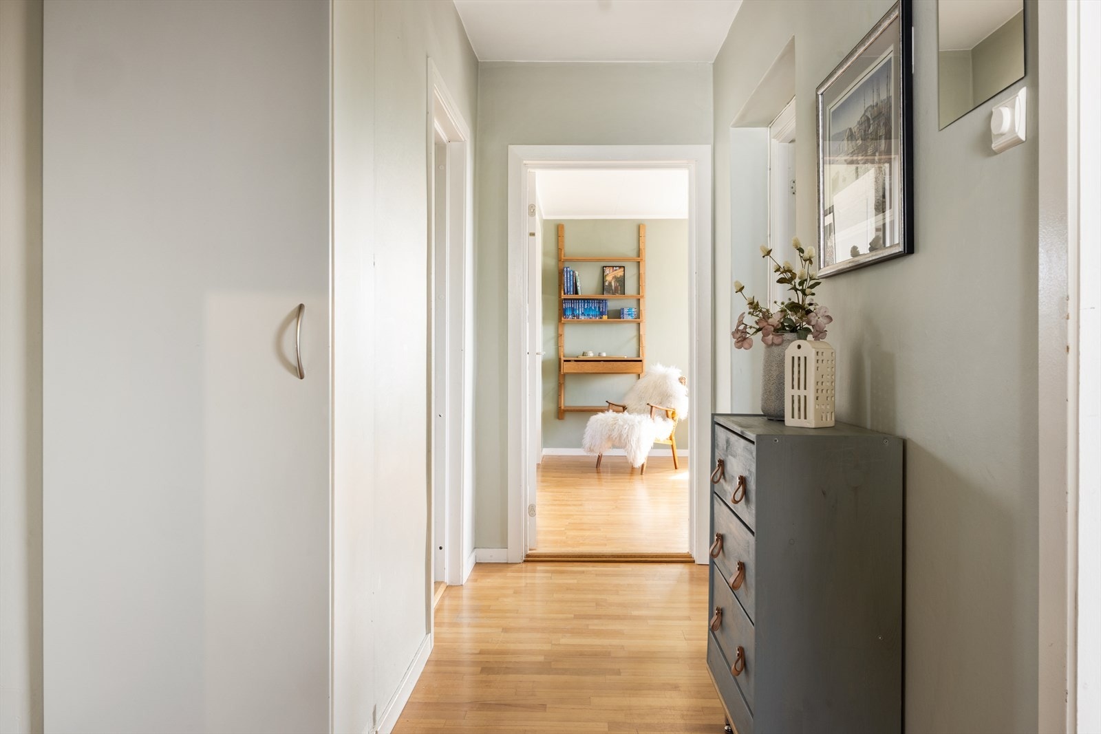 Fra gangen er det adkomst til bad og soverom, med en åpen siktlinje mot stuen. Galleribilde