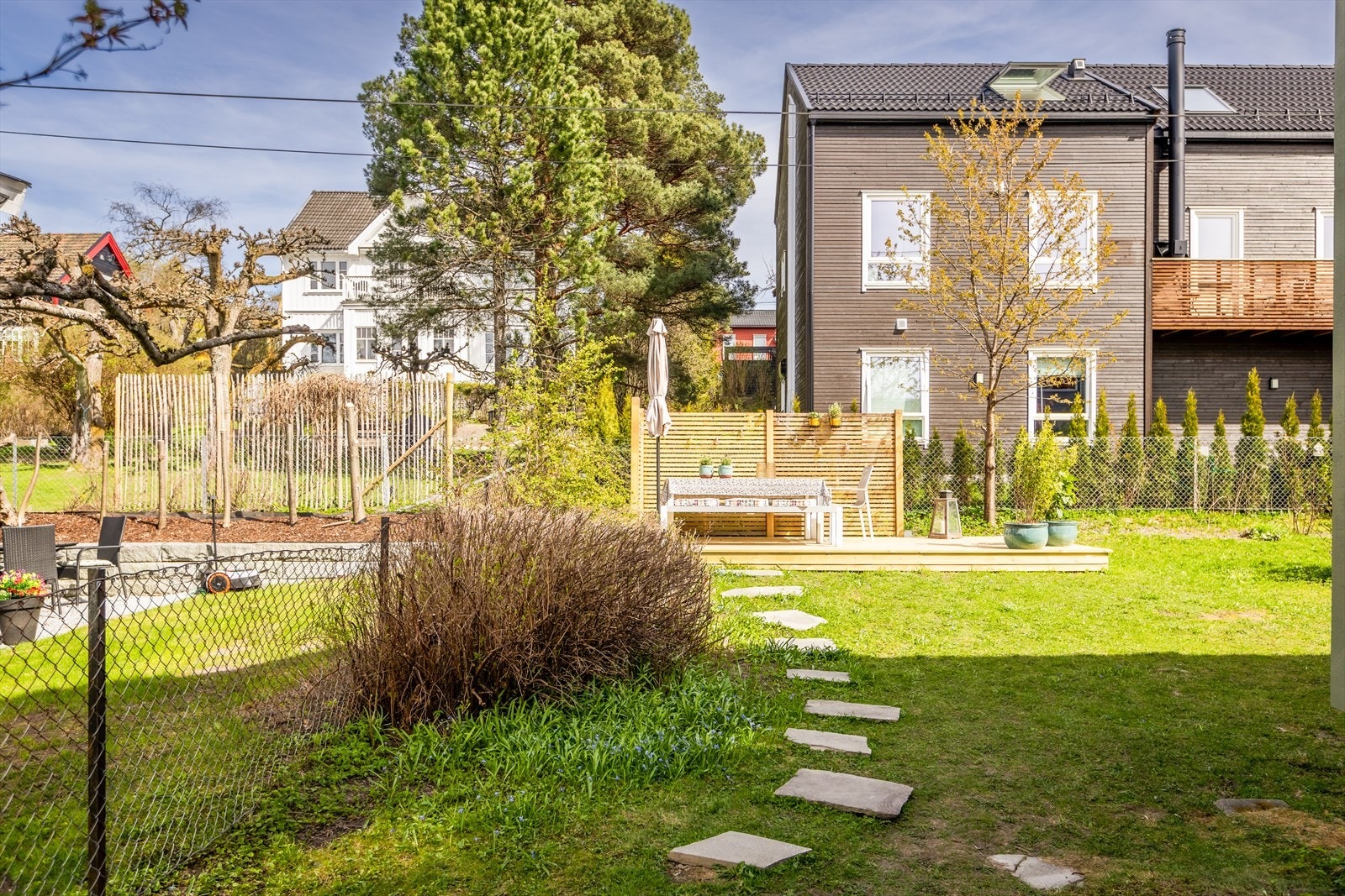 Seksjonen disponerer nydelig hage med gode solforhold Galleribilde