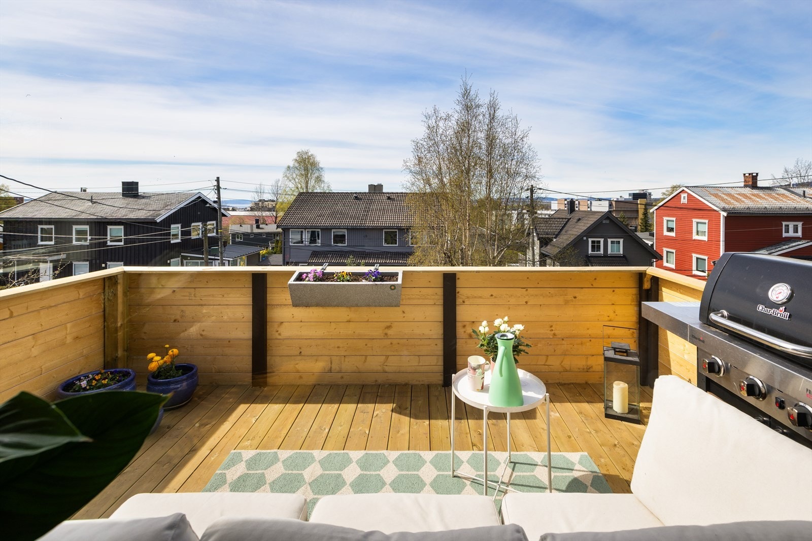 En fin uteplass med utsikt over nærområdet. Galleribilde