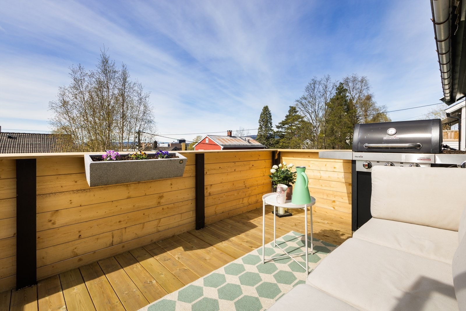 Verandaen har god plass til utemøbler og grill. Galleribilde