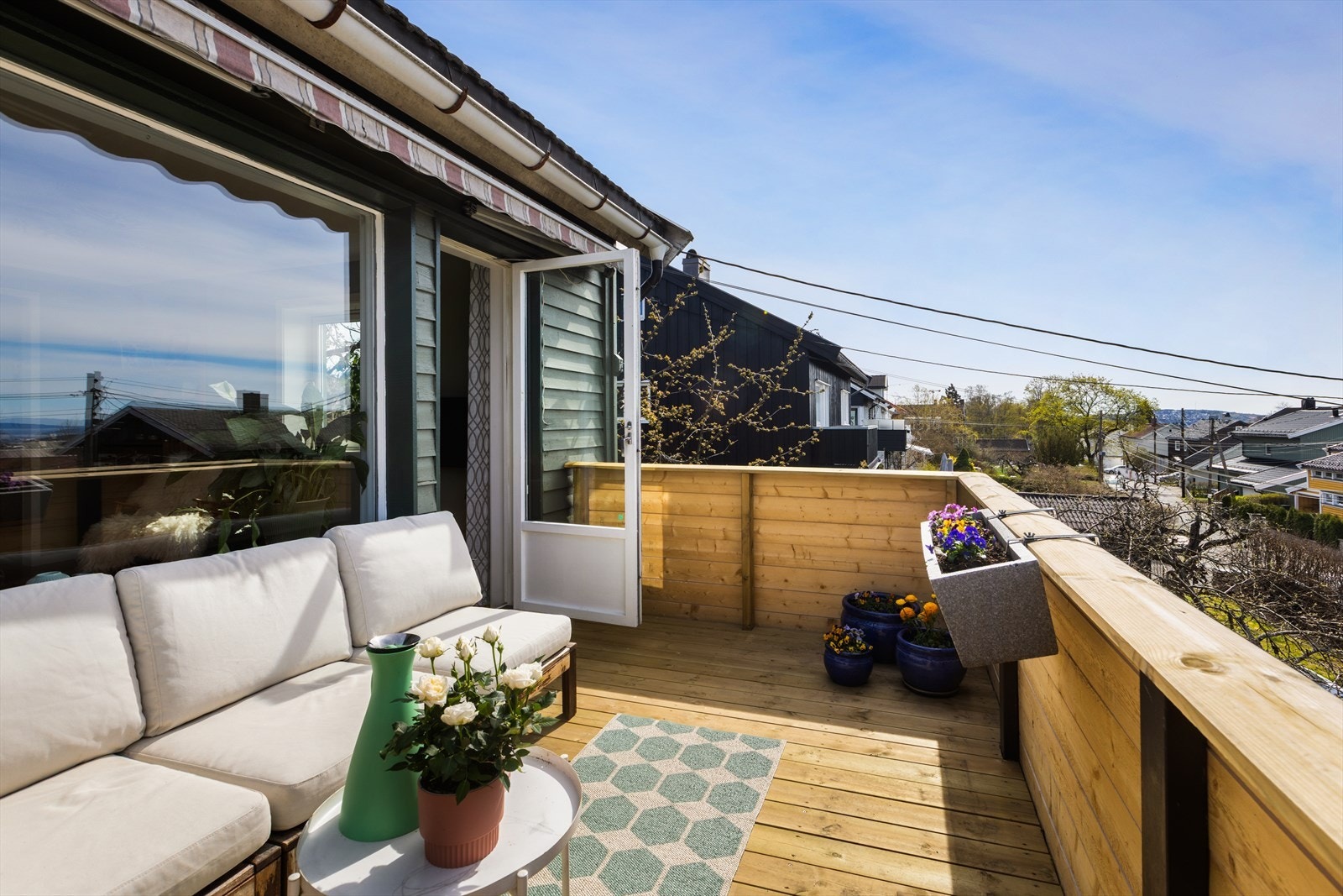 Fra stuen er det utgang til en veranda på 10 m². Terrassebordene ble lagt nye i 2025. Galleribilde