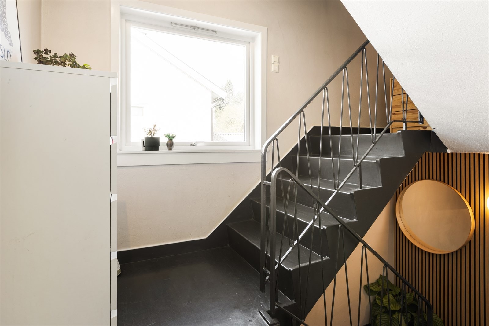 Entréen har plass til oppbevaring og leder videre inn i leiligheten. Galleribilde