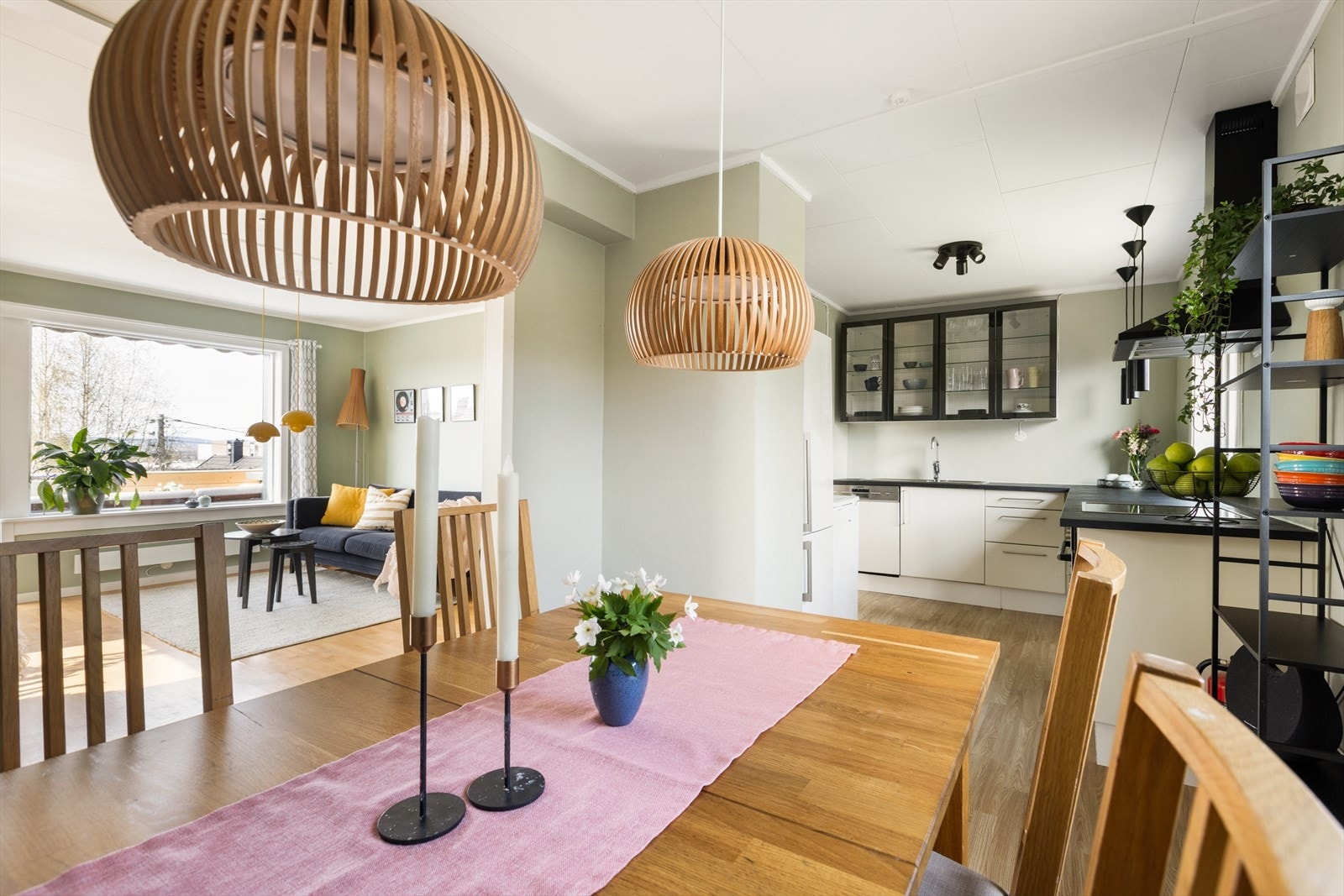 En lys og innbydende leilighet med åpen stue- og kjøkkenløsning. Galleribilde