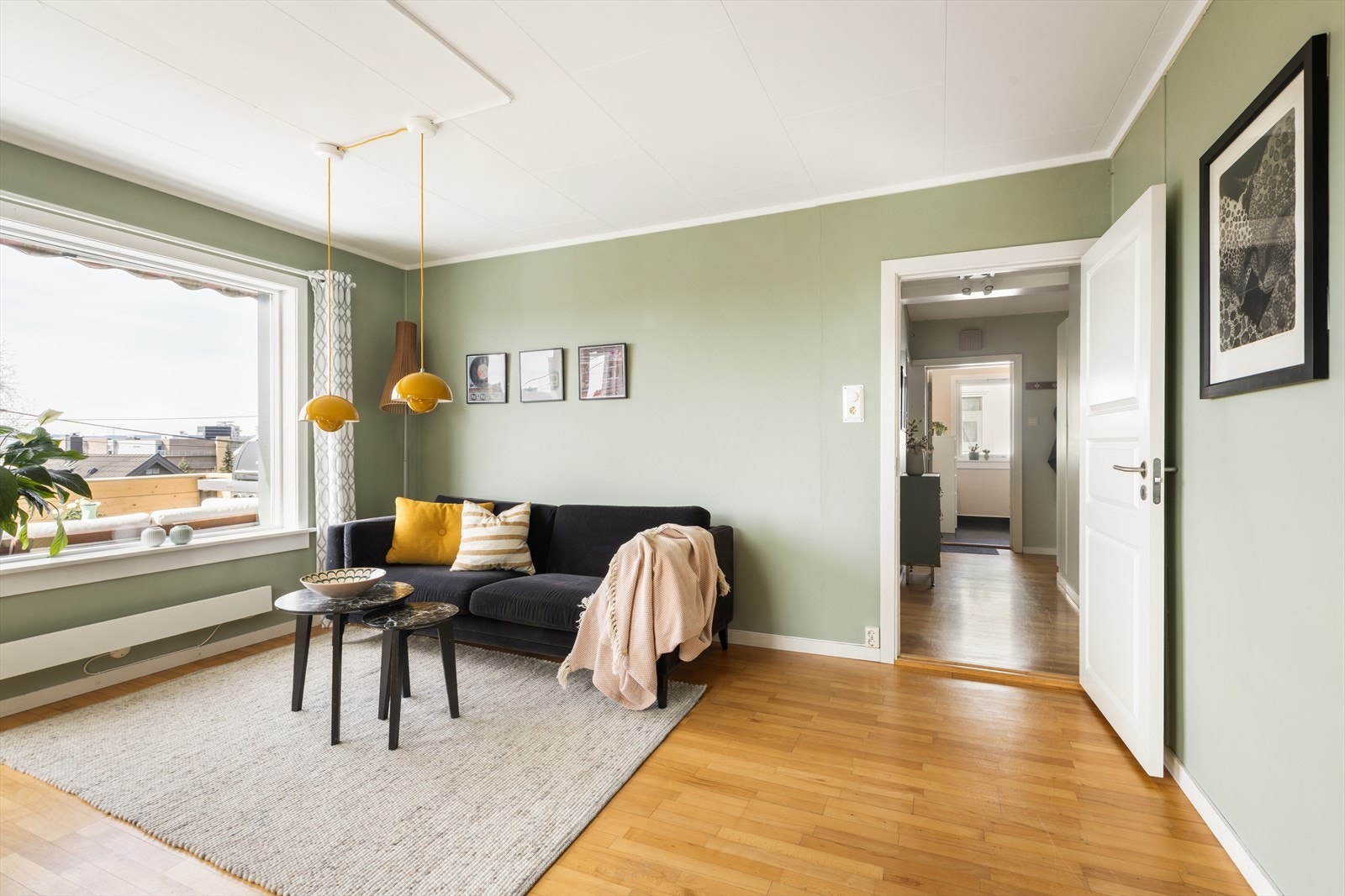 Rommet har en takhøyde på cirka 2,42 meter og malte overflater. Galleribilde