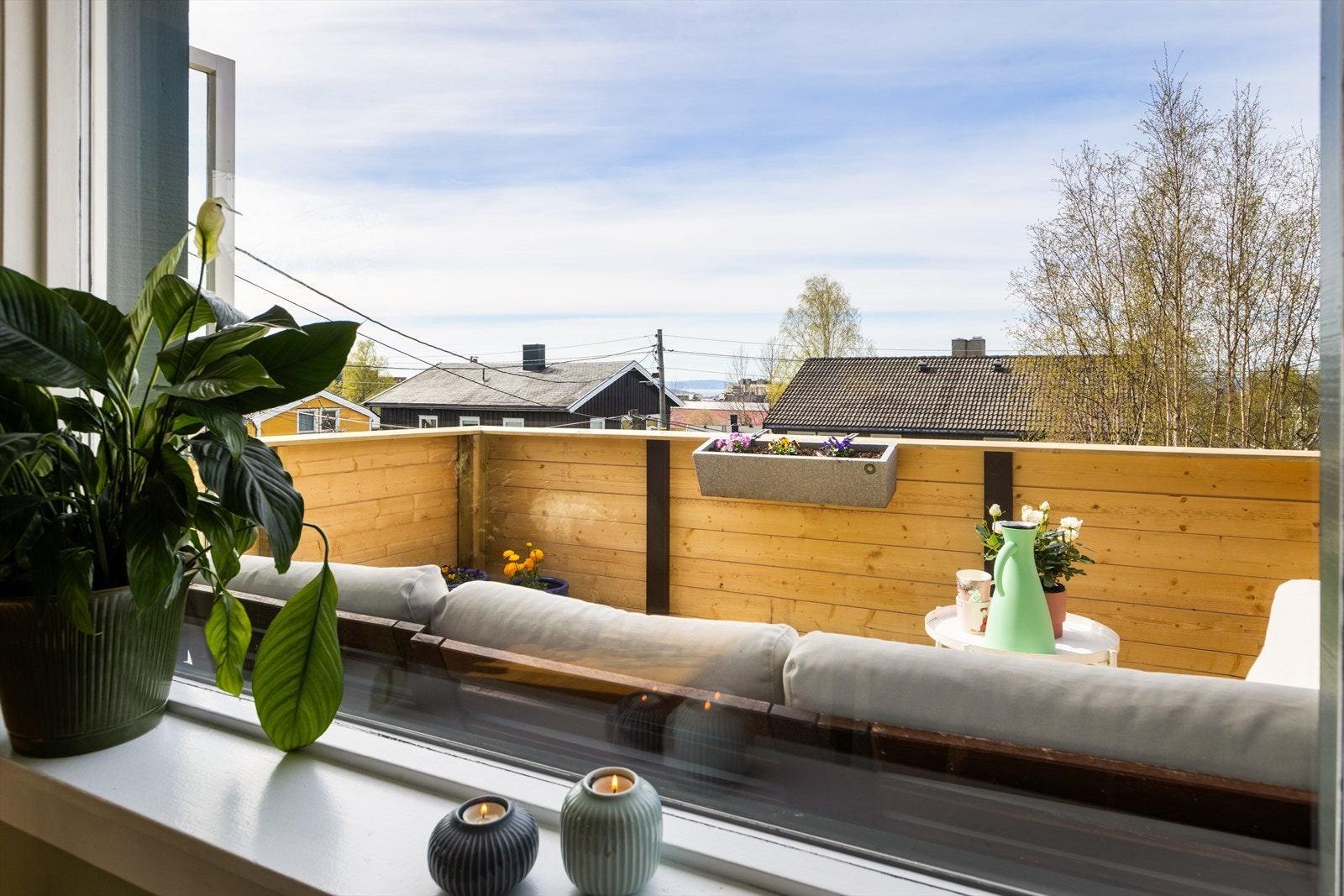 Utsikt fra stuevinduet ut mot verandaen. Galleribilde