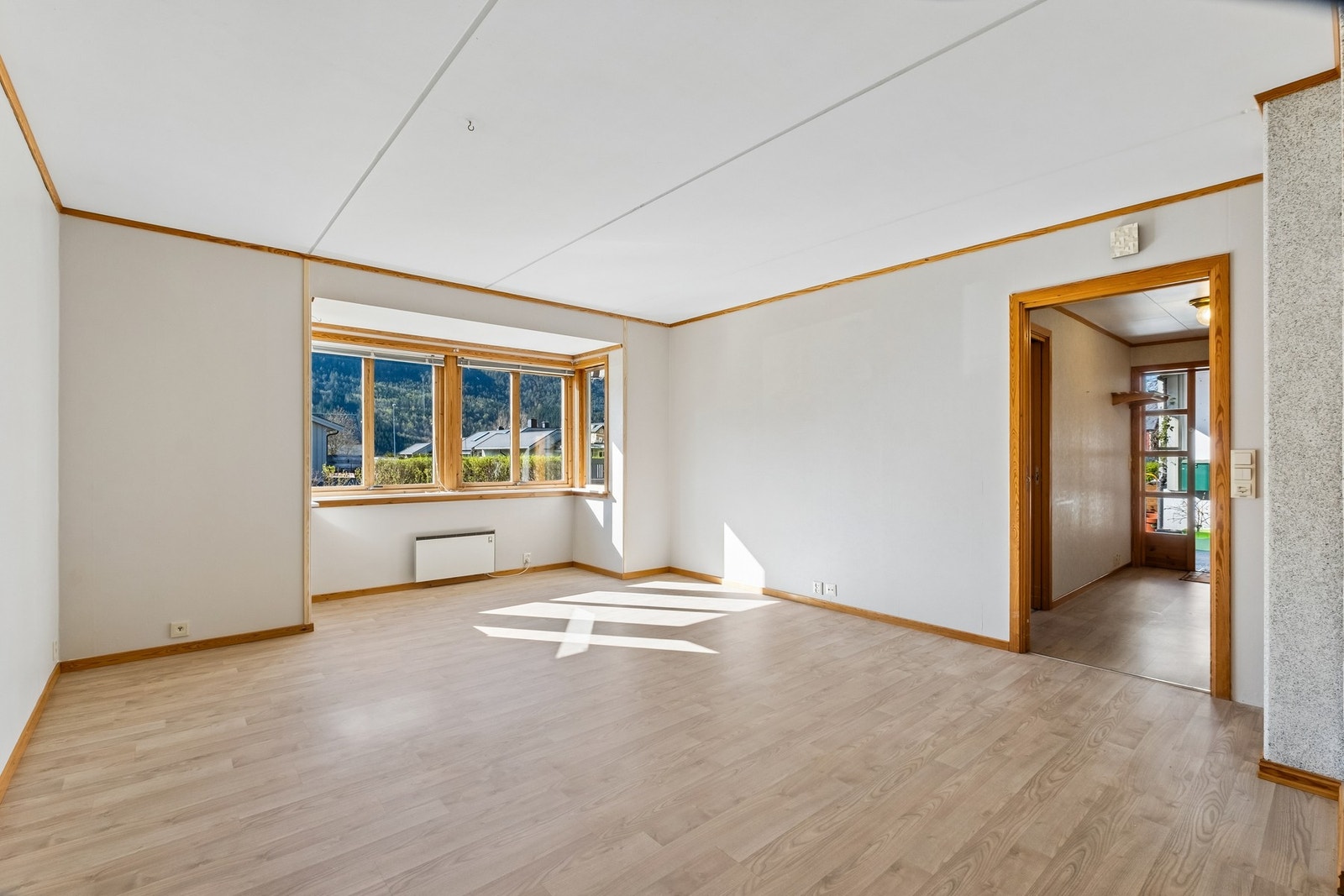 Romslig stue/kjøkken i åpen løsning. Galleribilde