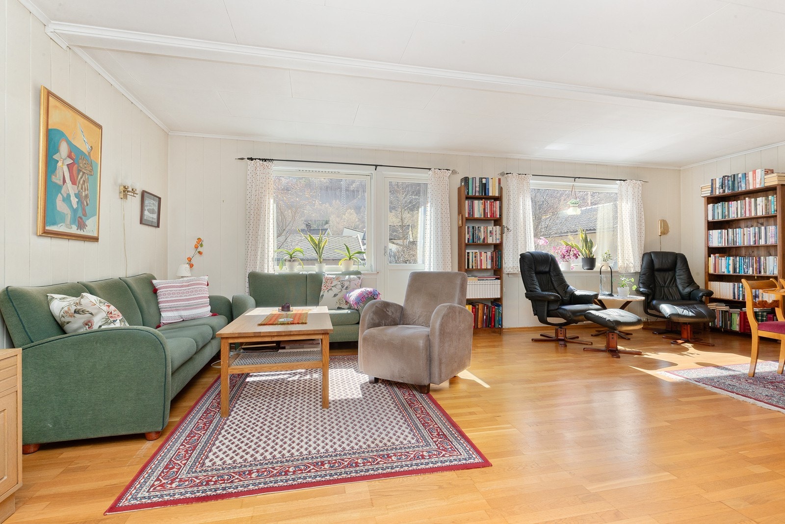 Stuen er lys og romslig Galleribilde