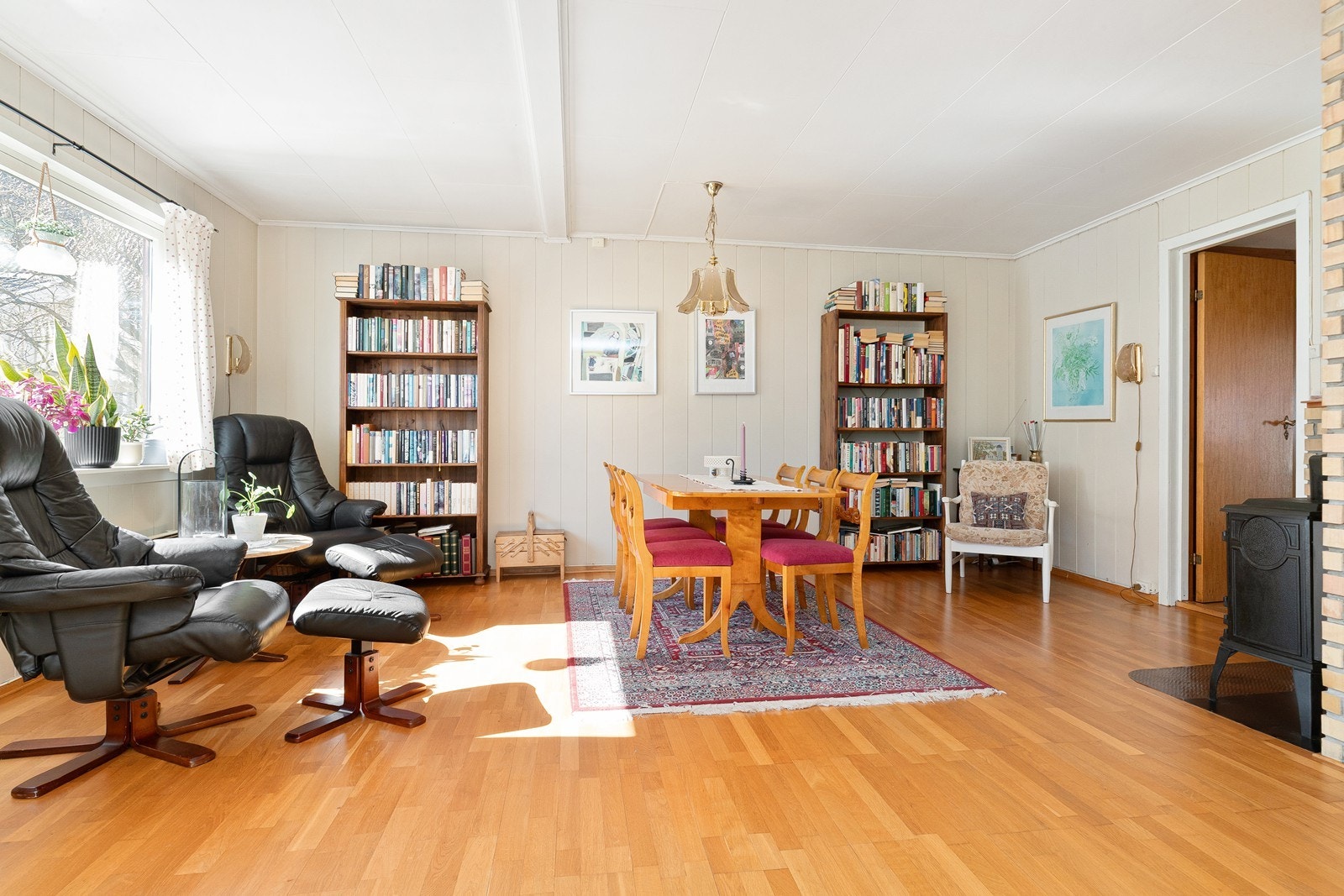 Det er god plass til både spisestue og sofagruppe. Stue er også utstyrt med en trivelig vedovn. Galleribilde