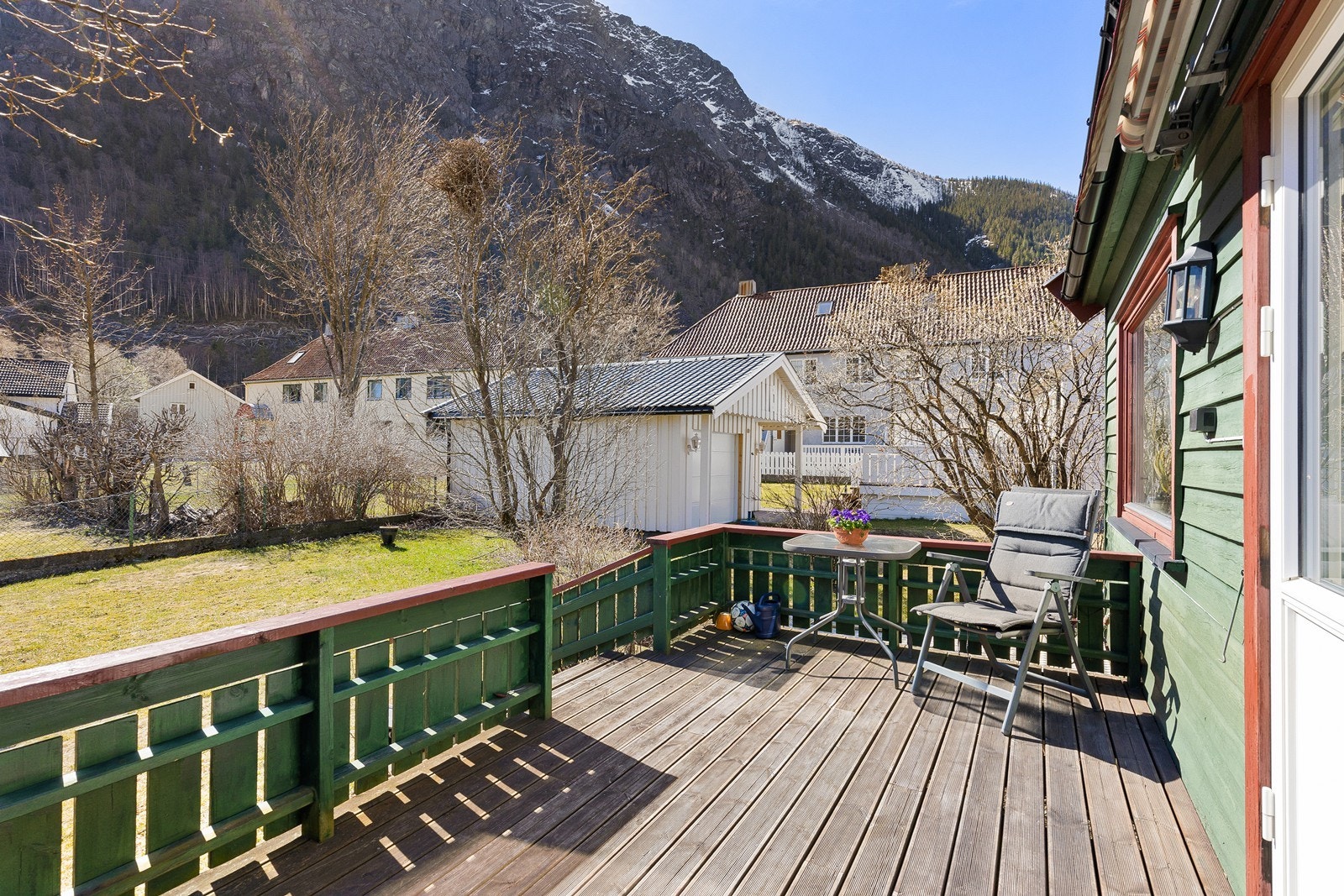 Fra stuen er det egen utgang til terrasse og hage Galleribilde