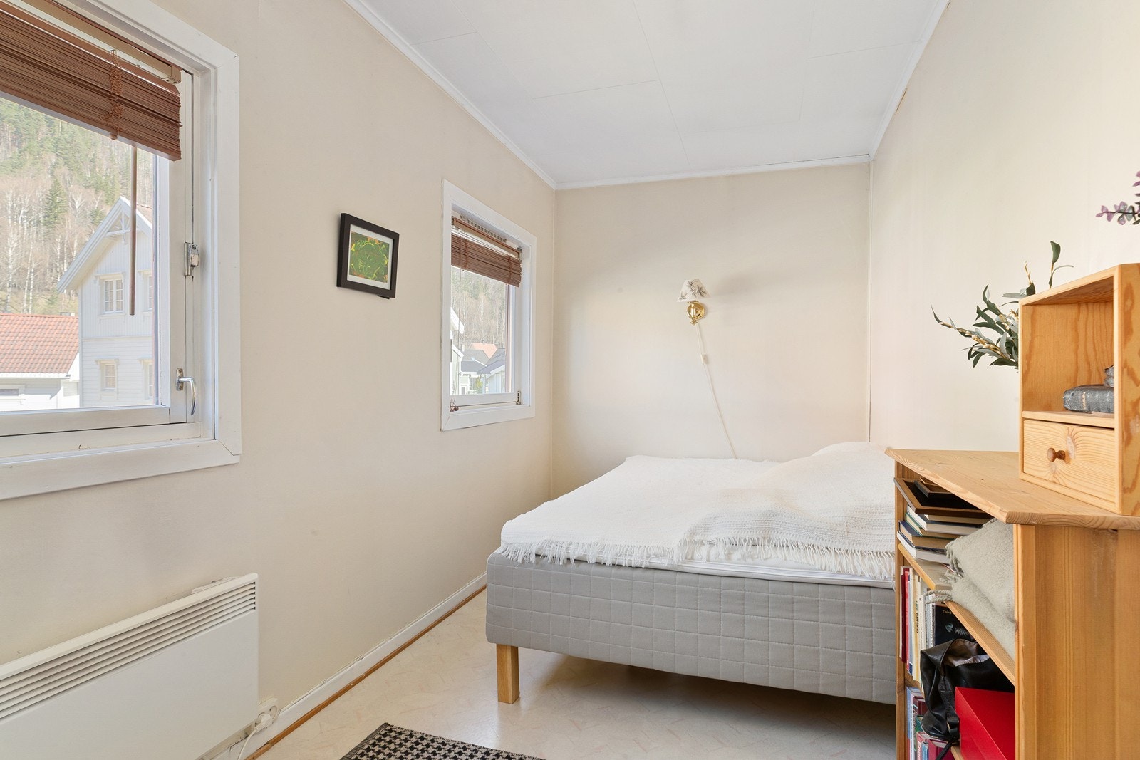 Innredet rom ved entre/hall som har vært brukt som gjesterom (ikke omsøkt/godkjent som soverom) Galleribilde