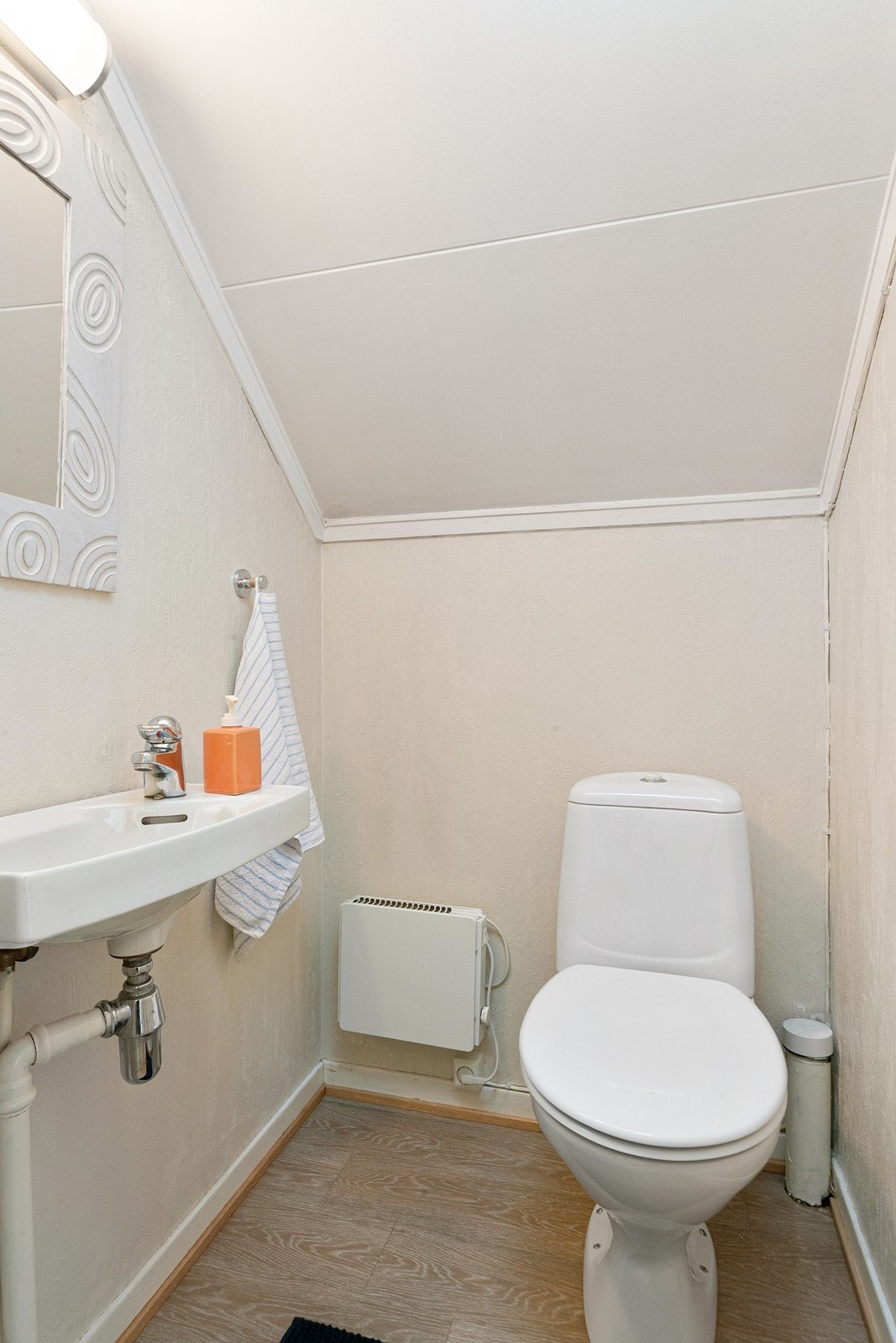 WC i 2. etasje befinner seg på eget toalettrom vegg-i-vegg med badet Galleribilde