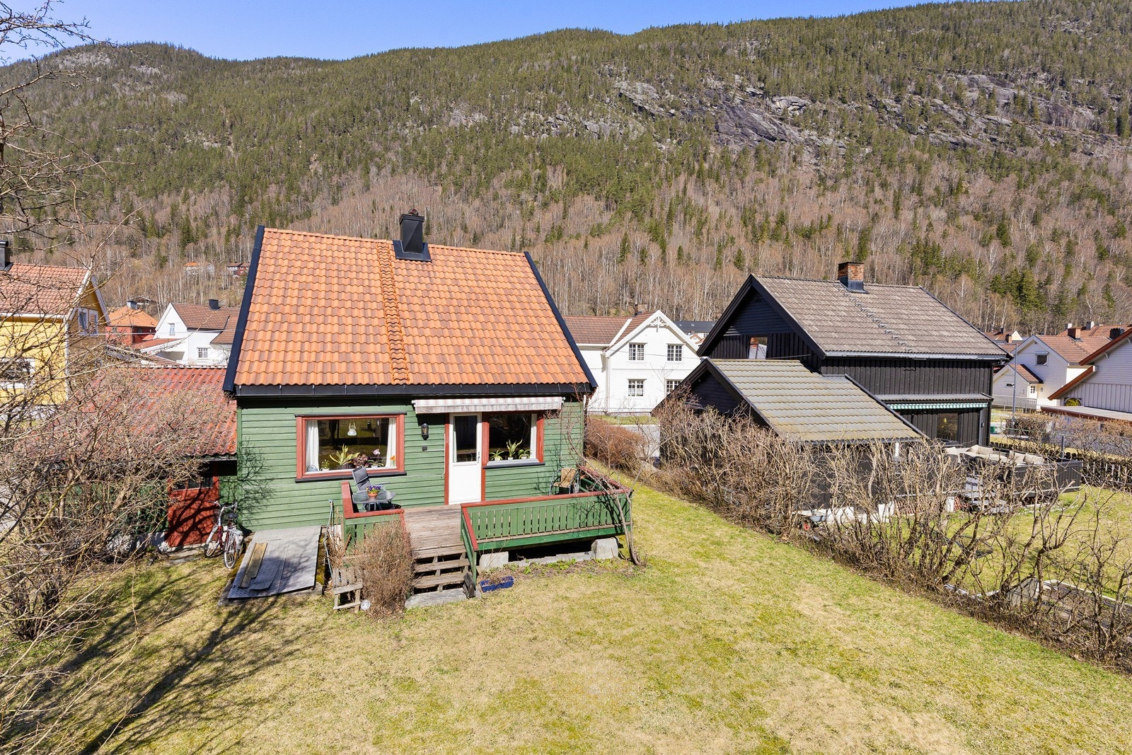 Eiendommen har en fin og lettstelt hage Galleribilde