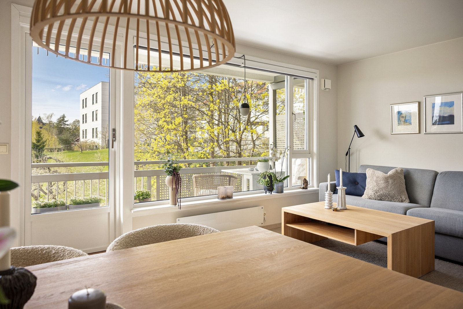 Store vindusflater sørger for rikelig med naturlig lysinnslipp, samtidig som de gir et behagelig, grønt utsyn mot nærområdet. Galleribilde