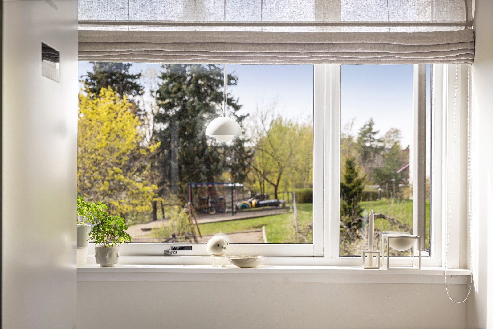 Kjøkkenet har også vindu som gir godt med naturlig lys, noe som bidrar til en lys og trivelig atmosfære. Galleribilde