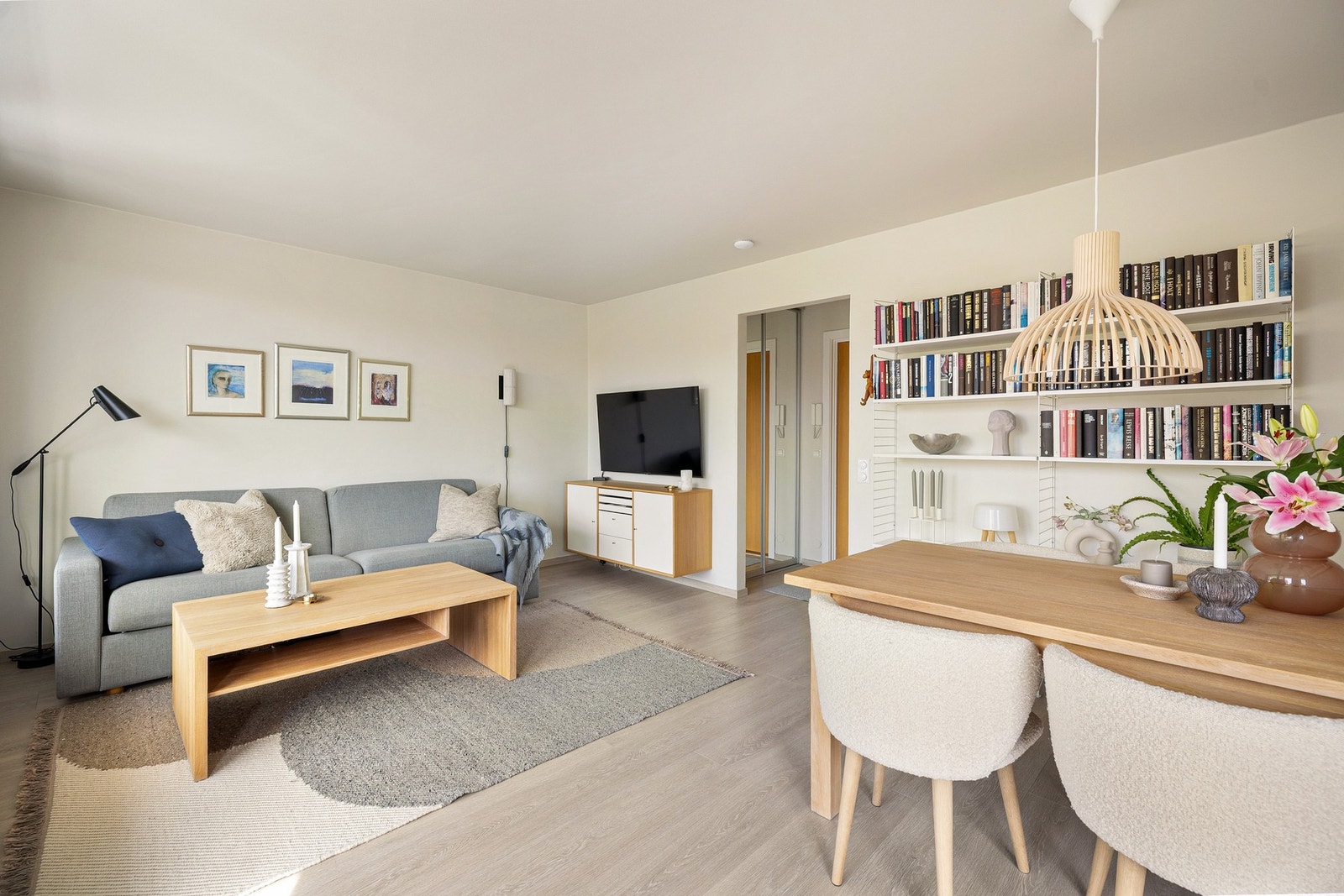 Stuen har gode møbleringsmuligheter med plass til sofagruppe med tilhørende stuebord og TV-benk, samt spisebord i en naturlig avgrenset del av rommet. Galleribilde