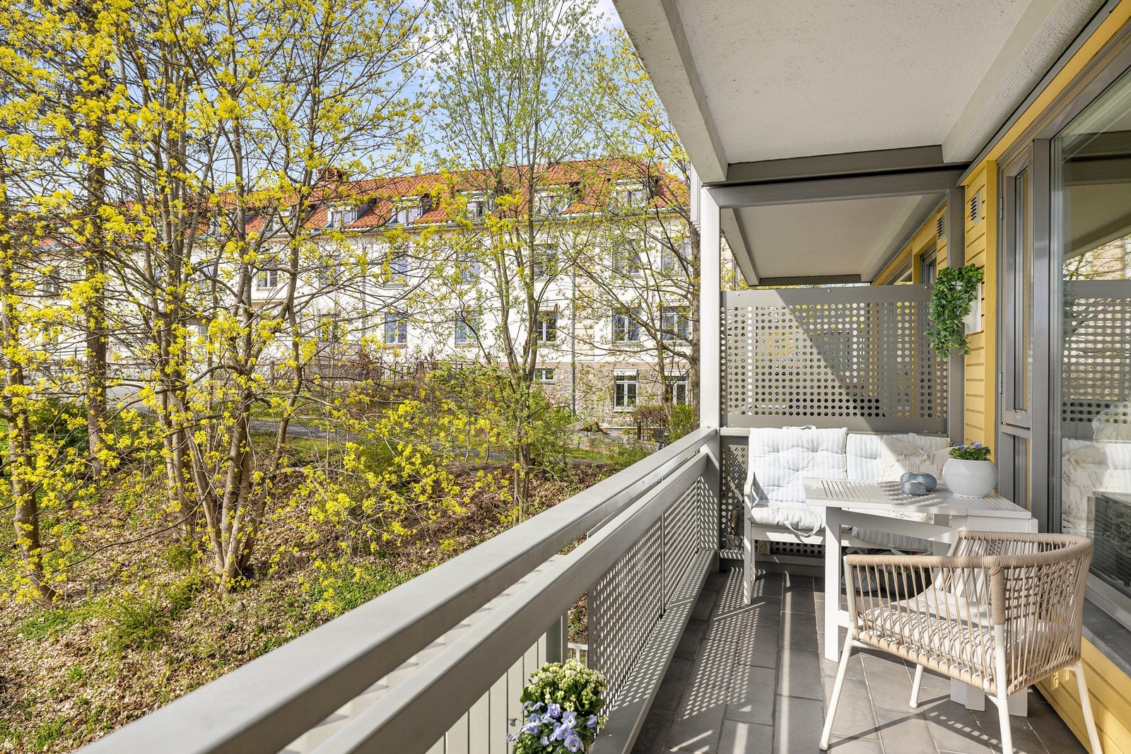 Vestvendt balkong på 7m² som fremstår som en attraktiv forlengelse av oppholdsrommet. Galleribilde