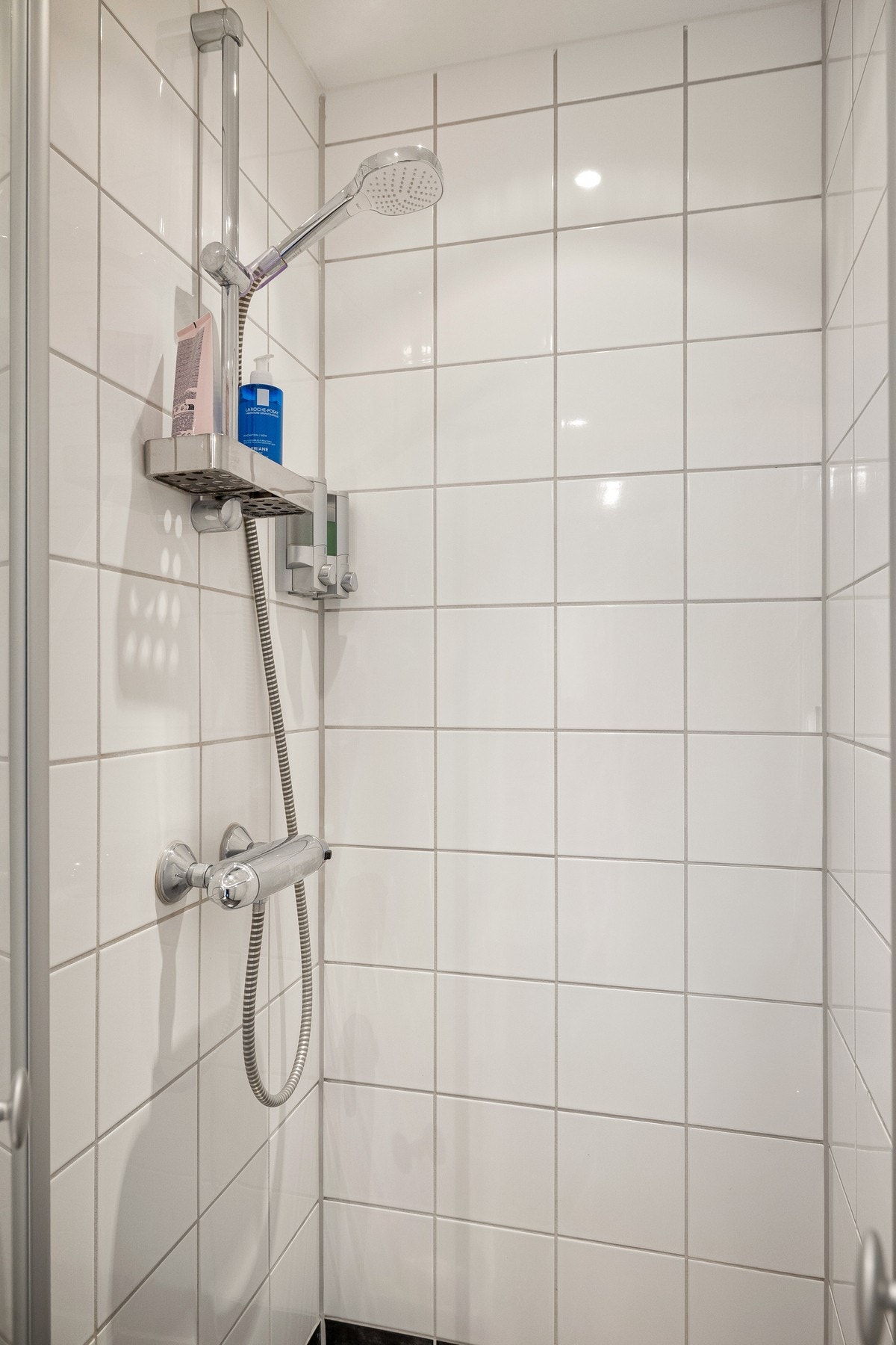 Badet har flislagte overflater med varmekabler i gulvene. Galleribilde