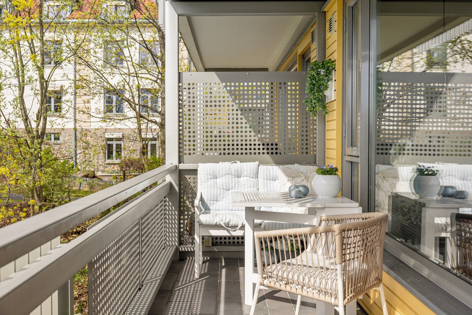 Balkongen er utstyrt med utvendig stikkontakt og belysning, og har god plass til utemøblement, grill og beplantning. Galleribilde