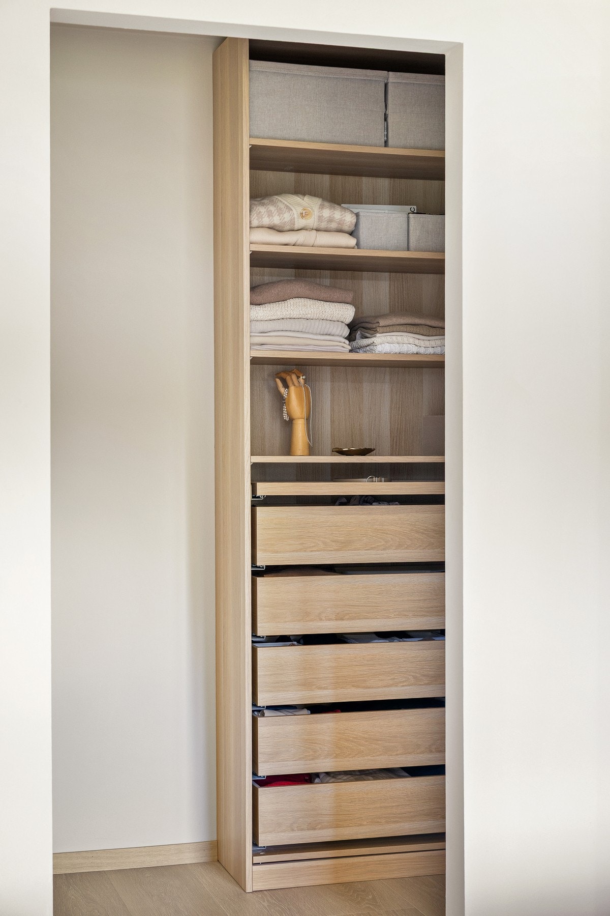 Fra soverommet er det adkomst til en praktisk walk-in garderobe. Galleribilde