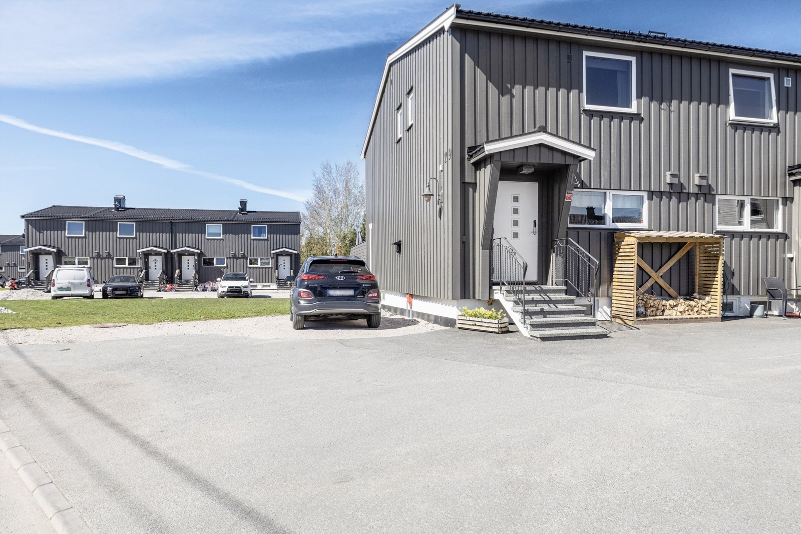 Boligen har en fin plassering på enden av rekken, med tilhørende hageareal. Galleribilde