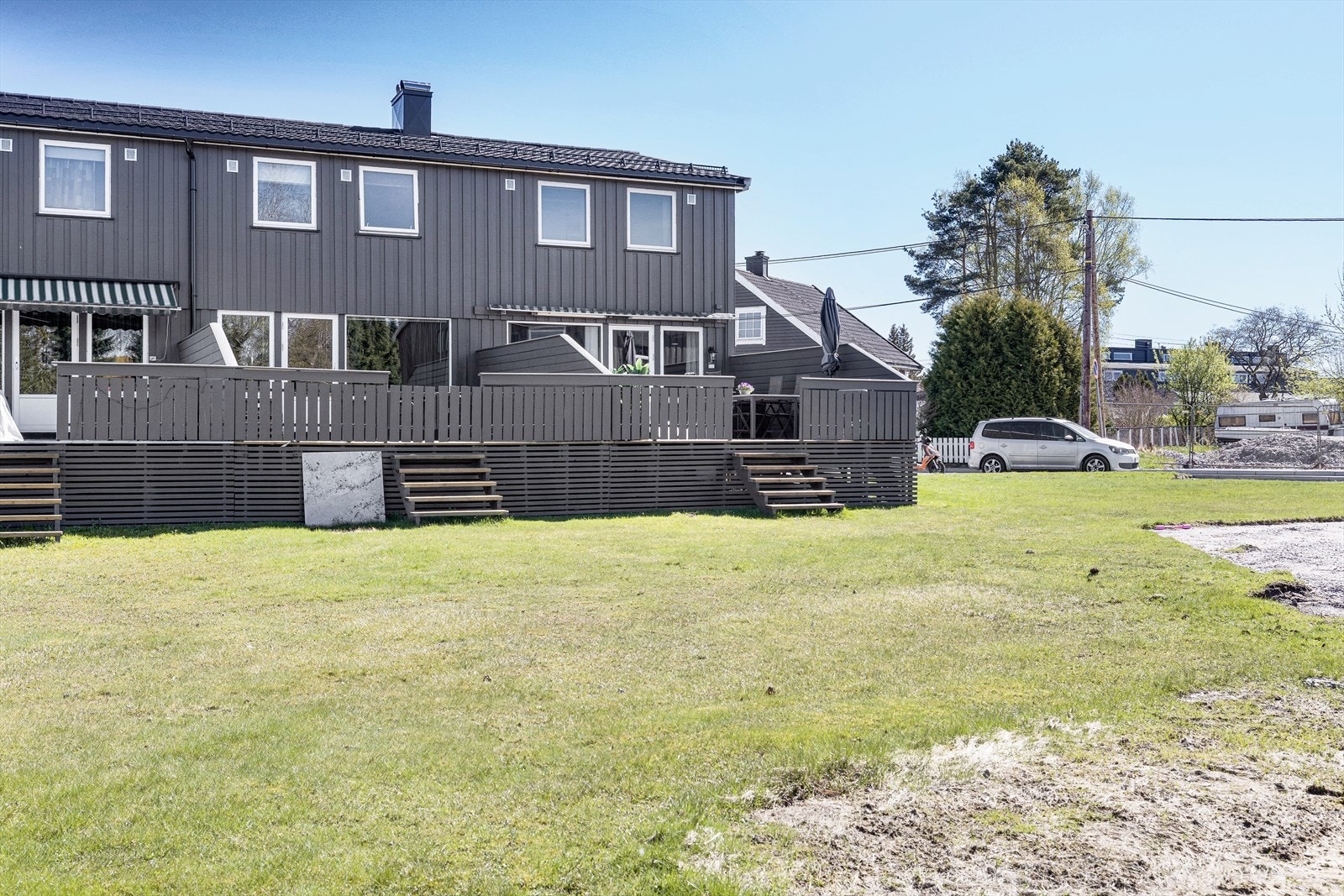 Uteplassen er lagt med impregnerte terrassebord og har en fin overgang til felles grøntareal. Galleribilde