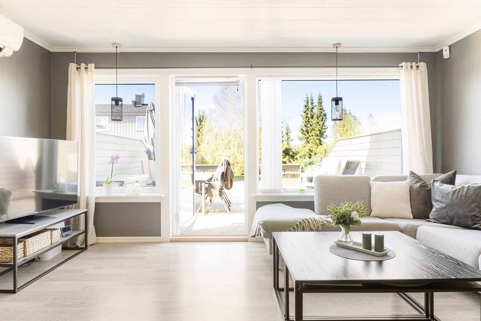Fra stuen er det direkte utgang til terrassen. Galleribilde