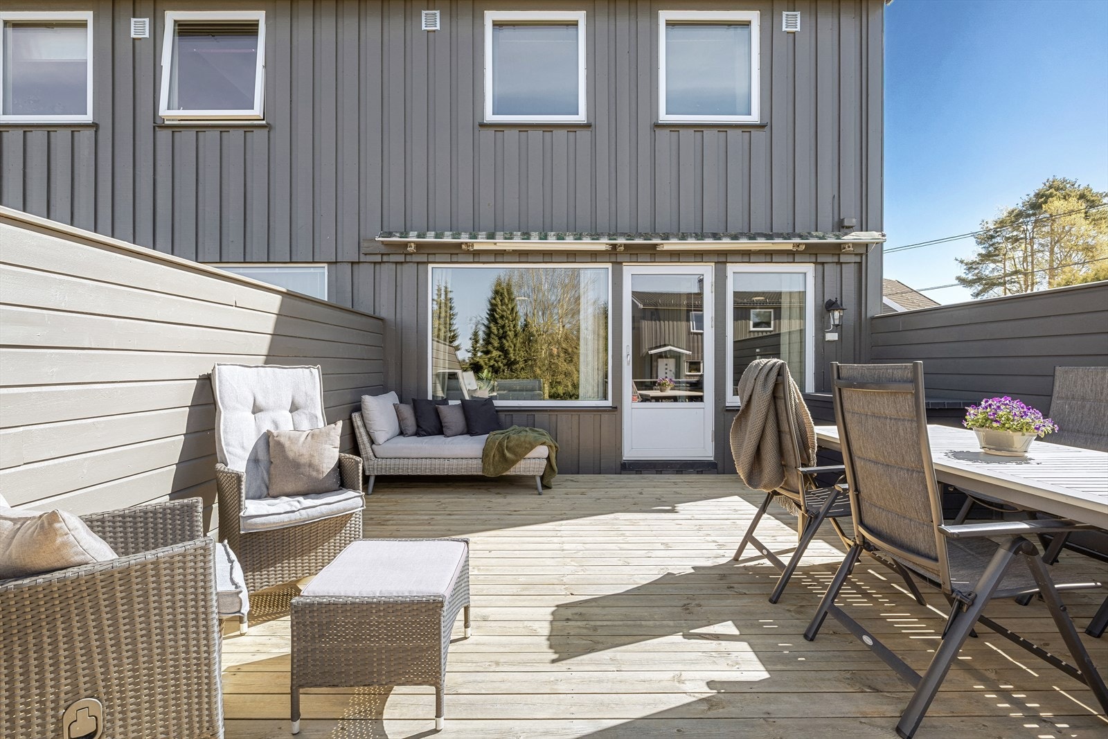 Dette enderekkehuset har en stor, vestvendt terrasse på rundt 30 m² og biloppstillingsplass med egen elbillader. Galleribilde