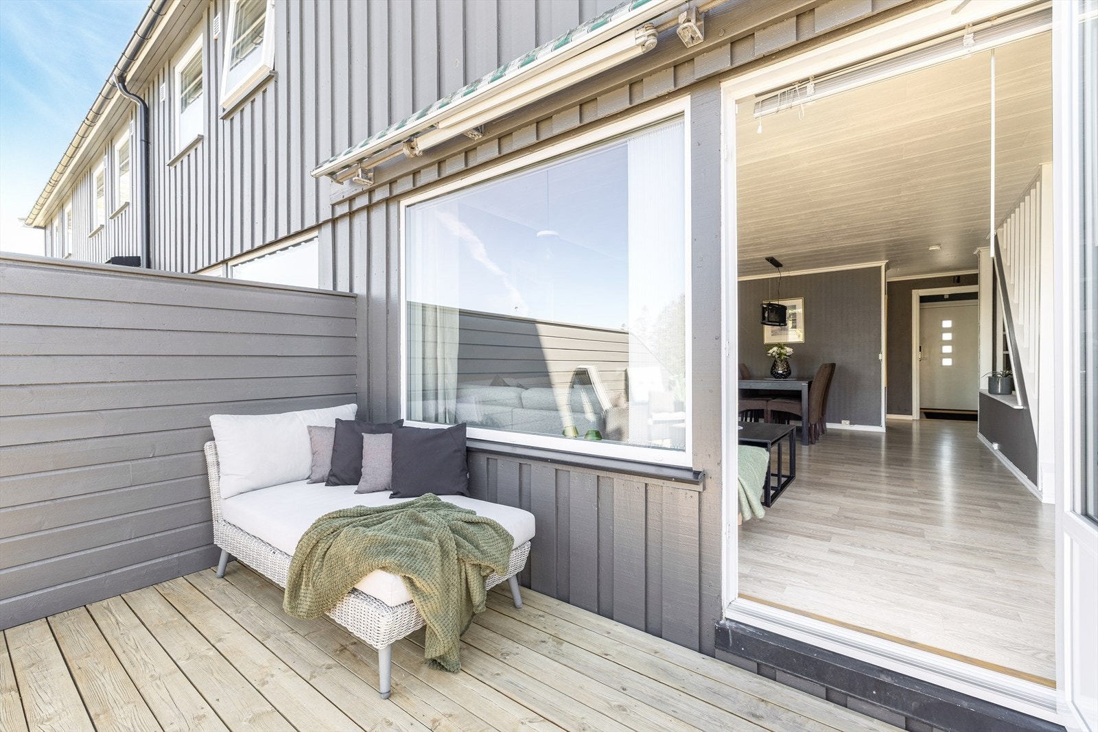 Terrassen fungerer som en forlengelse av stuen på varme dager. Galleribilde
