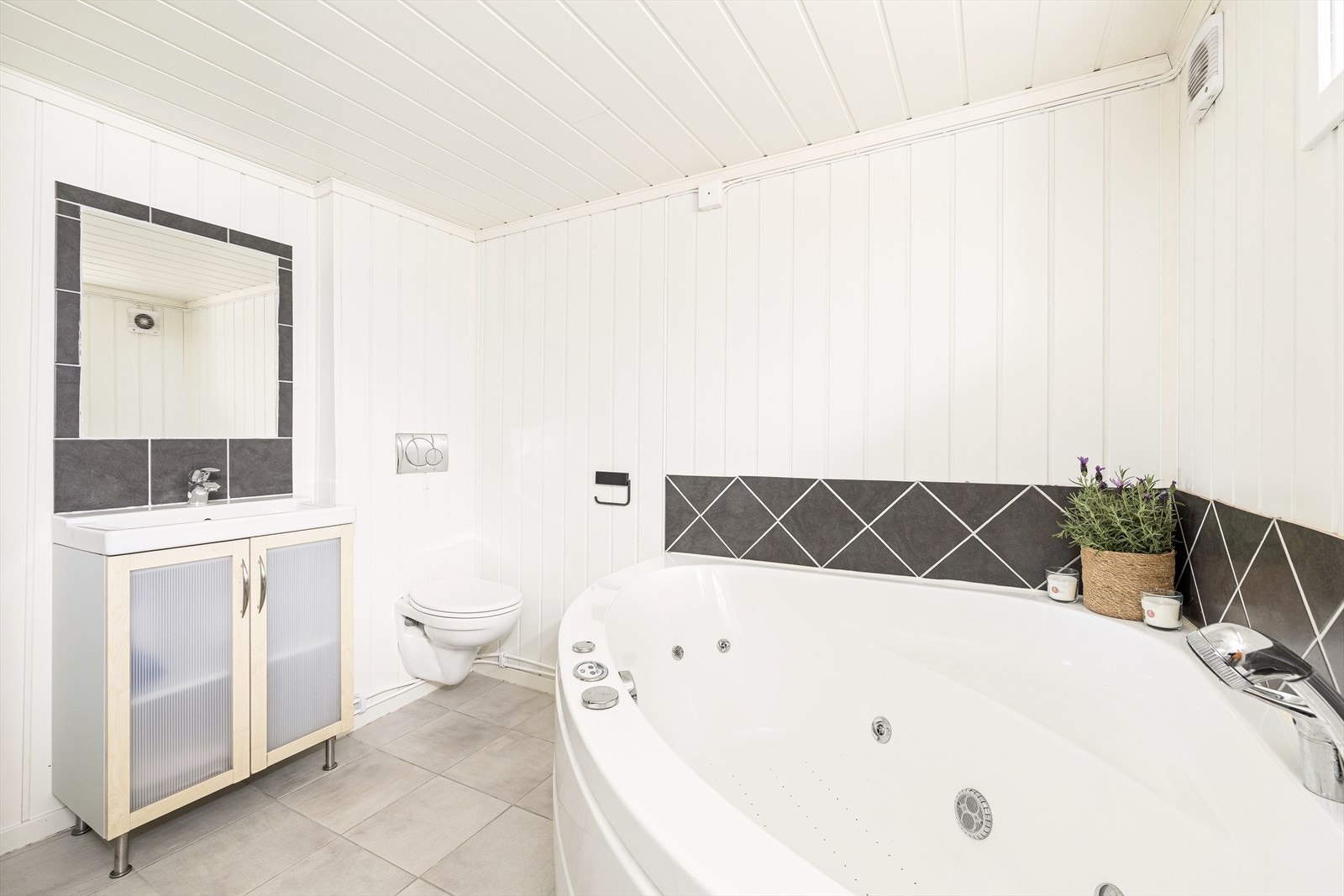 Badet i kjelleren er utstyrt med badekar og vegghengt toalett. Galleribilde