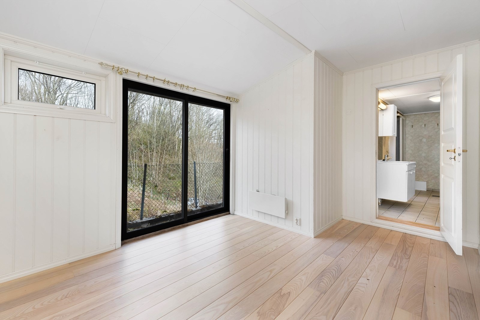 Soverom med tilkomst fra stue og bad. Galleribilde