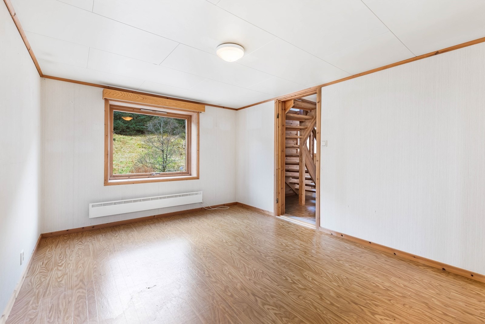 Spisestuen har god plass for stort spisebord. Galleribilde