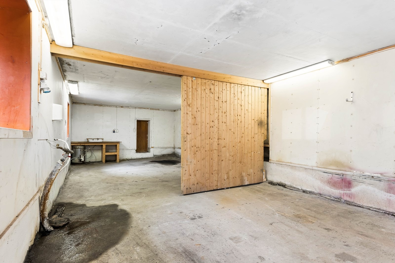 Her er det også et separat rom med betonggulv og lysinstallasjoner, egnet til verksted eller lagring. Galleribilde