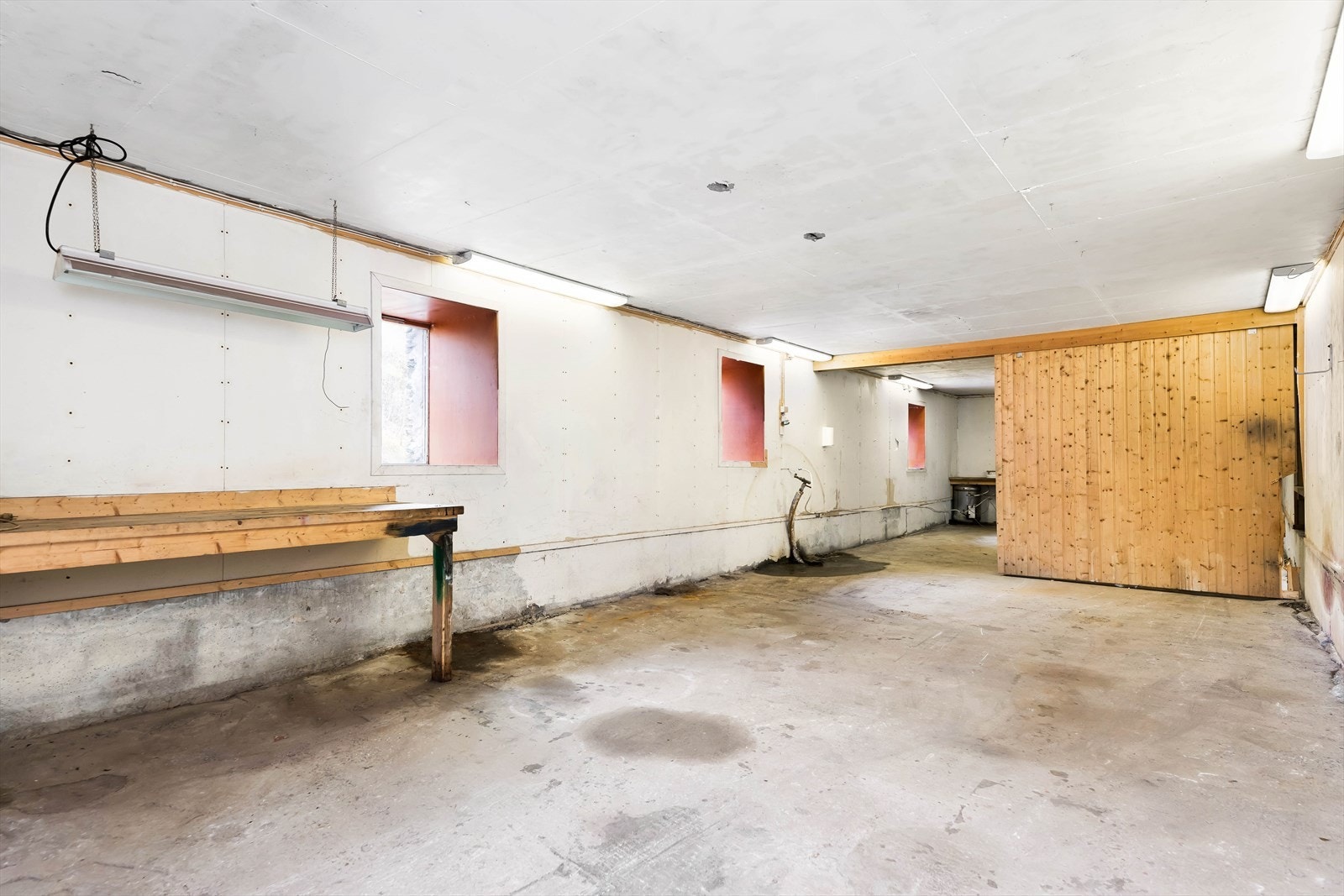 Garasjen er utstyrt med arbeidsbenker og har vinduer som slipper inn naturlig lys. Galleribilde