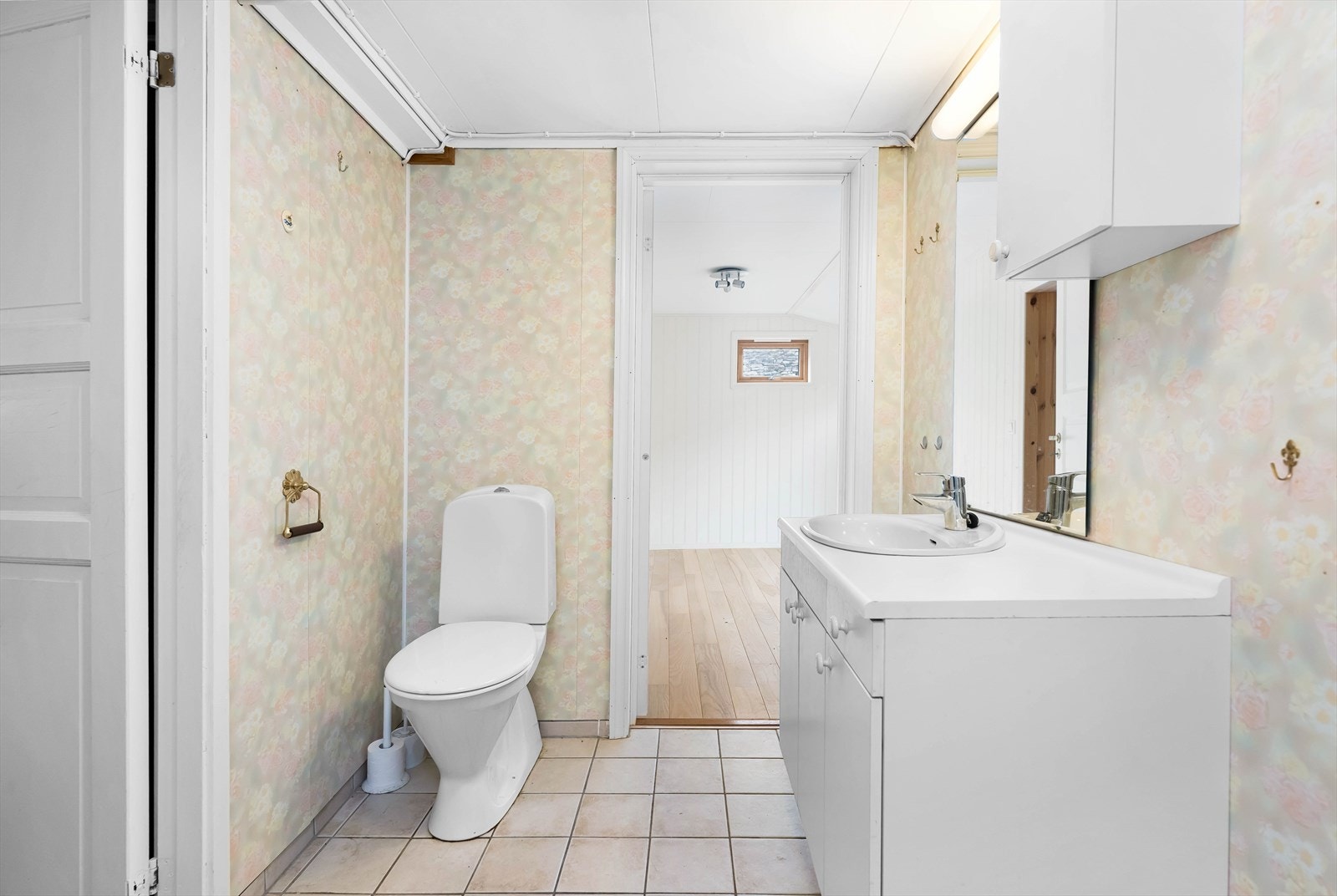 Badet er utstyrt med toalett, servant med innredning, speil og belysning. Galleribilde
