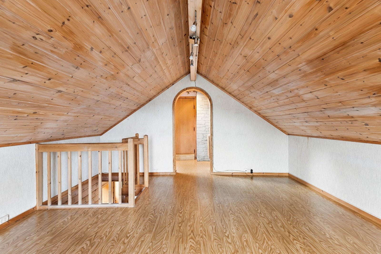 Loftstue med synlige trekonstruksjoner og god takhøyde. Galleribilde