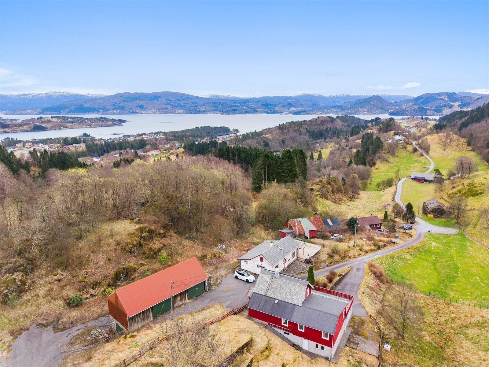 Tomten er eiet og har et areal på 2 905 m2. Husk påmelding til visning. Galleribilde