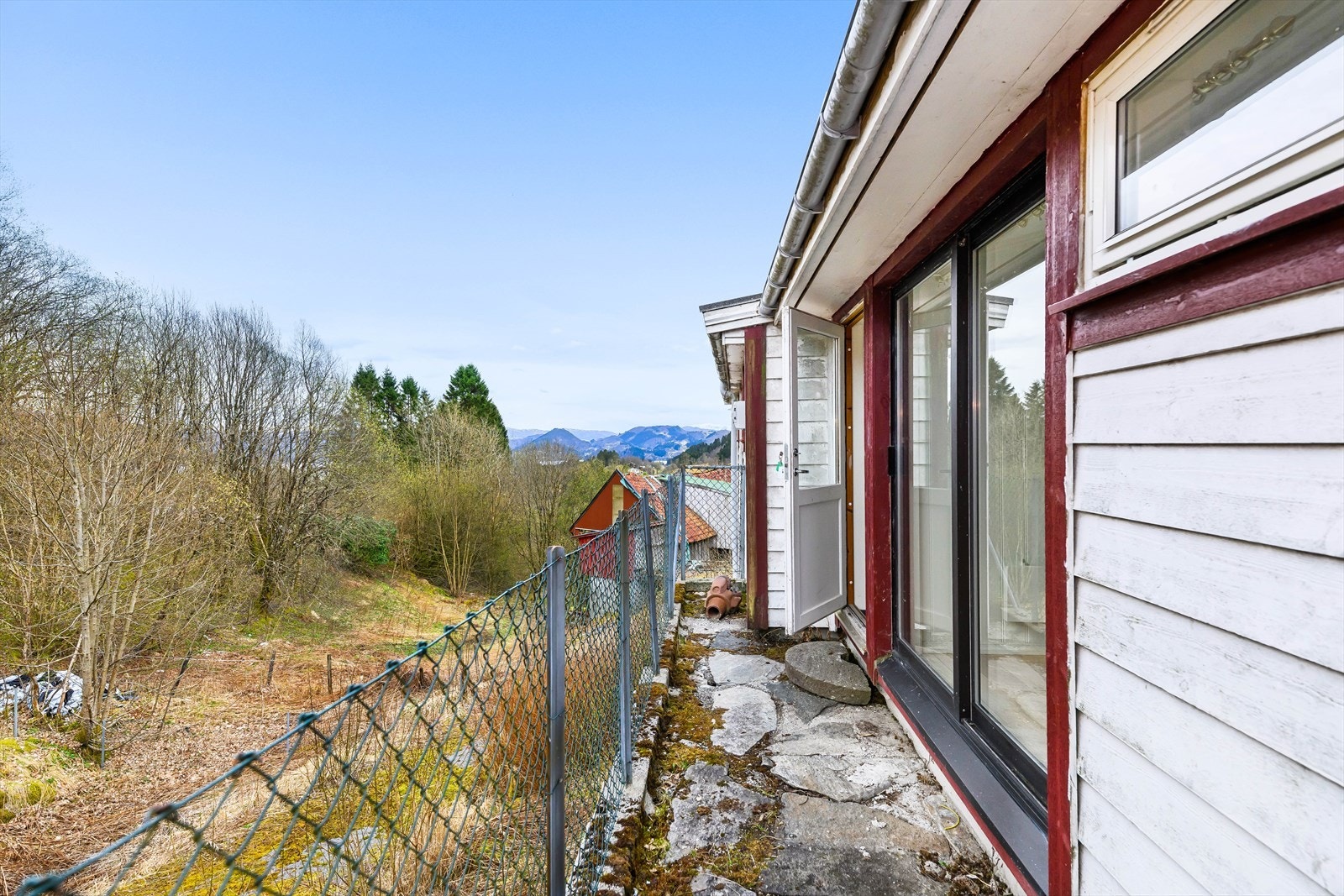 Utgang til baksiden av huset fra bi-inngang og fra soverom i 1 etasje. Galleribilde