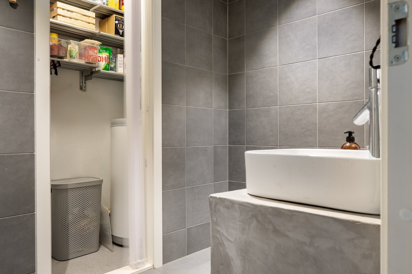 I tilknytning til badet er det et kott med plass til vaskemaskin, tørketrommel, varmtvannbereder og oppbevaring. Galleribilde