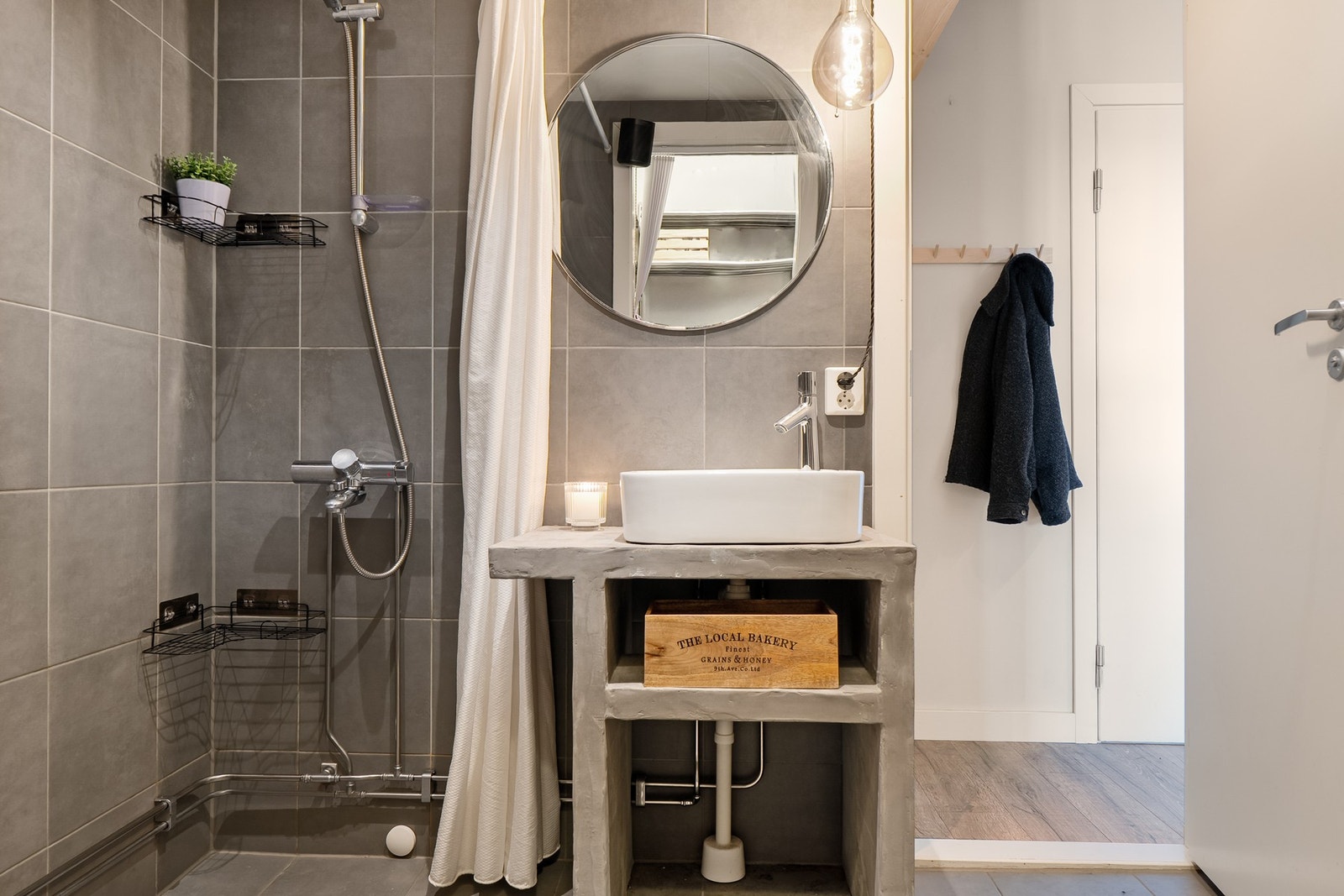 Bad ble renovert i regi av borettslaget i 2020. Det er flislagt gulv med varme og flislagte vegger og downlights i taket. Galleribilde