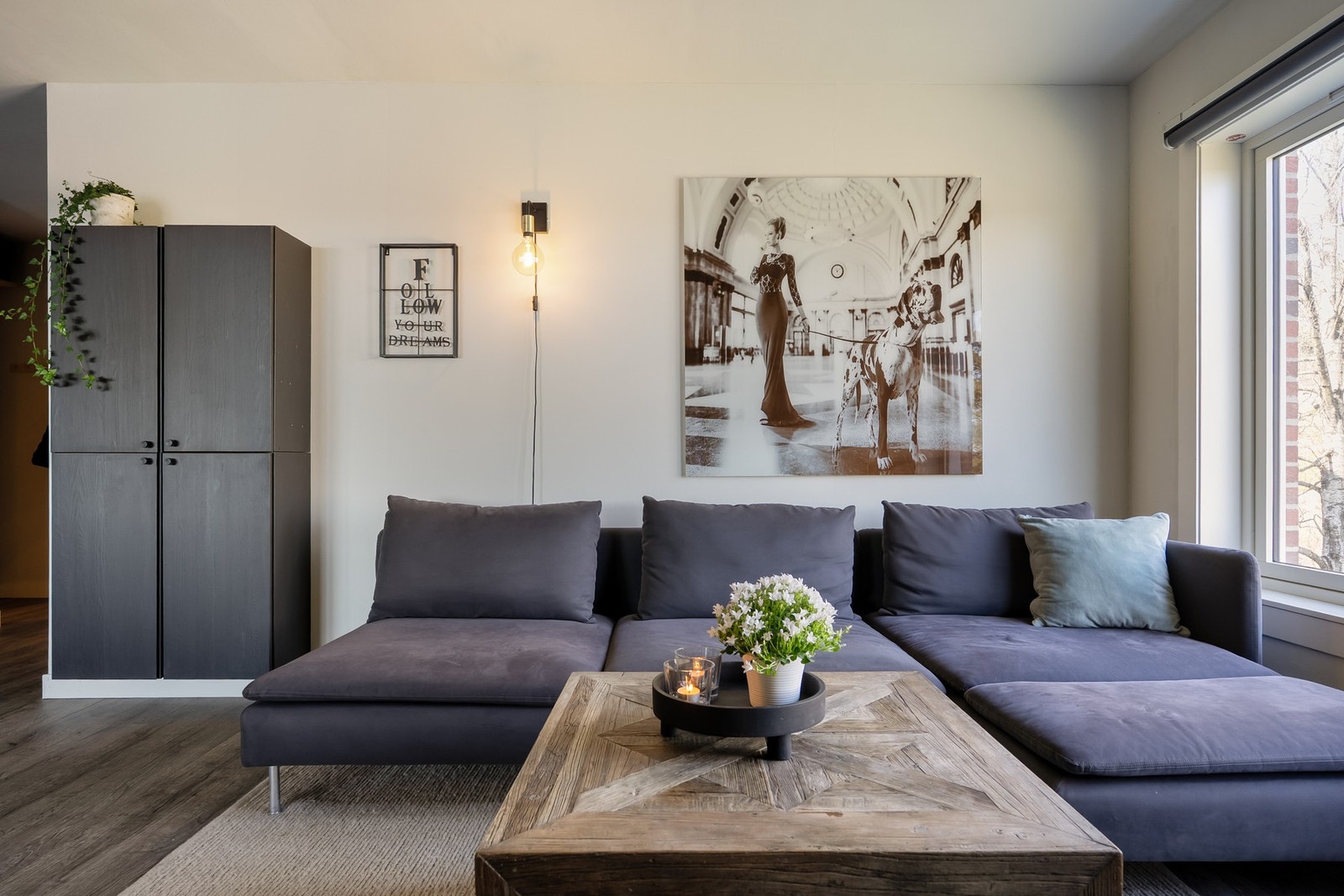 Naturlig plass til sofa og tilhørende møblement. Galleribilde