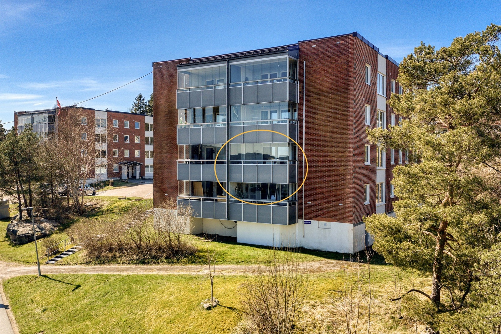 Leiligheten ligger i grønnlige og rolige omgivelser. Galleribilde