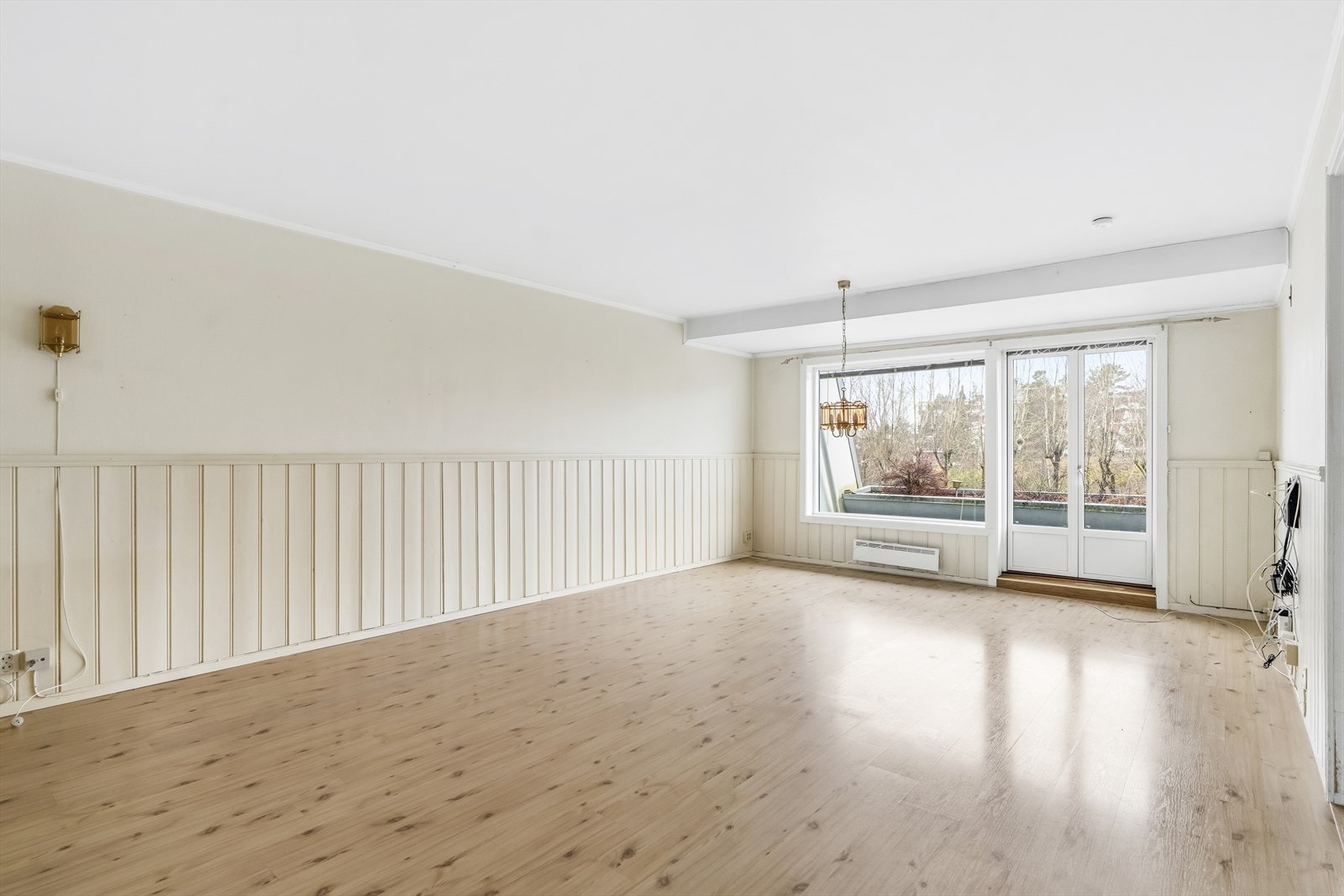 En stor & innholdsrik 4-roms selveierleilighet i 1. etasje med mye potensiale. Galleribilde